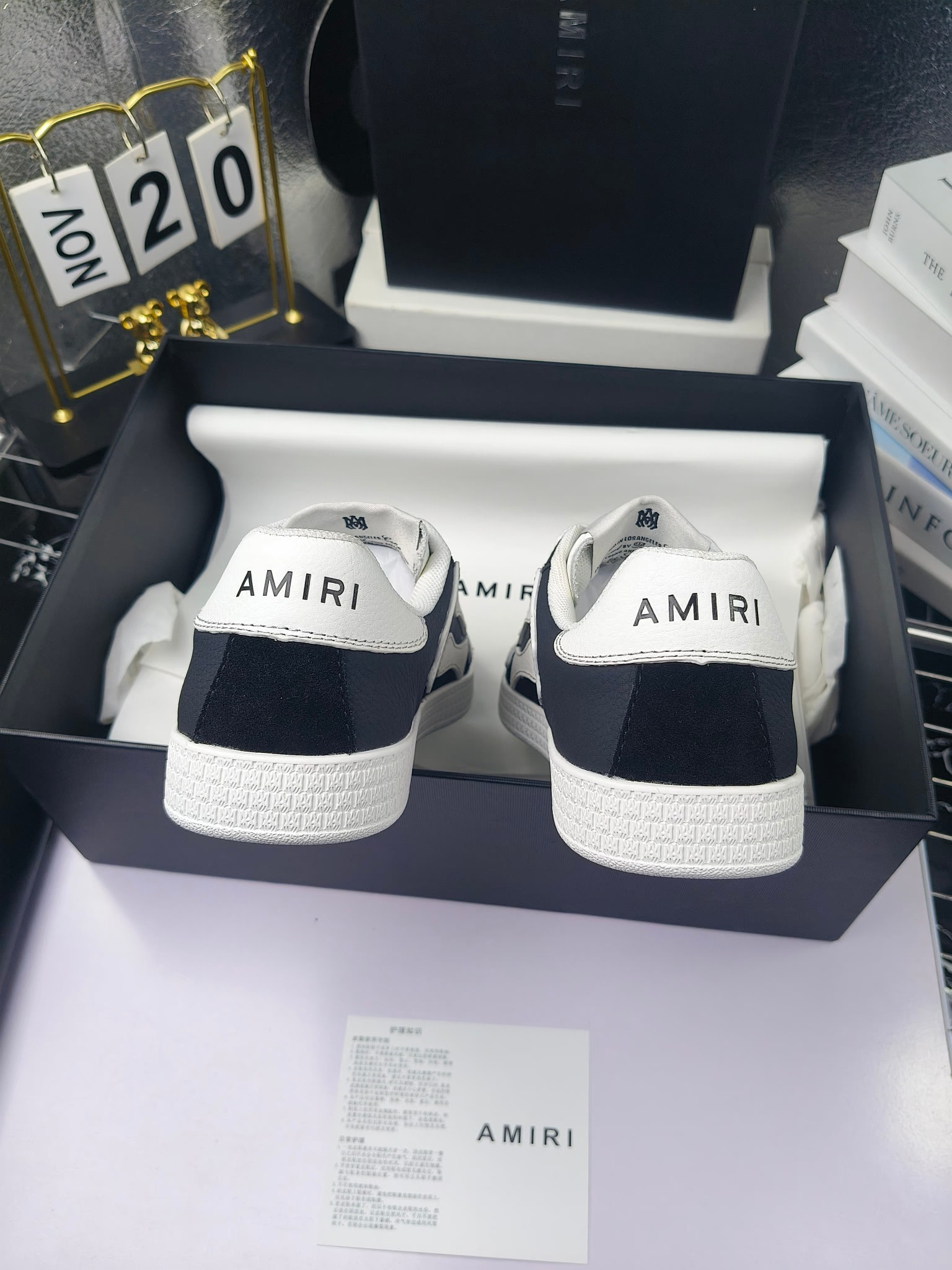 Amiri 
推出全新 The Pacific 系列运动鞋
Amiri 于 2025 早春系列推出全新 “The Pacific” 系列运动鞋。这款标志性鞋履涵盖男女鞋款，从品牌经典运动风格中汲取灵感，优雅融合西海岸风情。“The Pacific” 系列植根于 Amiri 独特的加州基因，展现西海岸的自由与闲适氛围。此系列推出两款风格，融入了品牌标志性元素：皮革款以纯白皮革搭配同色鞋底，鞋侧点缀星星图案，宛如加州璀璨星空。黑色与海洋蓝配色为男女款共享配色，另有男士专属的红色星星款与女士专属的浅粉星星款；而麂皮款则以品牌经典骨头图案点缀鞋侧，橡胶鞋底与麂皮面料相得益彰，配色涵盖黑色、巧克力色与沙色，适用于男女款。
明星 博主 网红推荐款，🚵🏻逛街 聚会 旅游必不可少的一款。
 码数：女款35—40（40.41订做不退换）
 男款 ：38—45（38.4546订做不退换）
p260