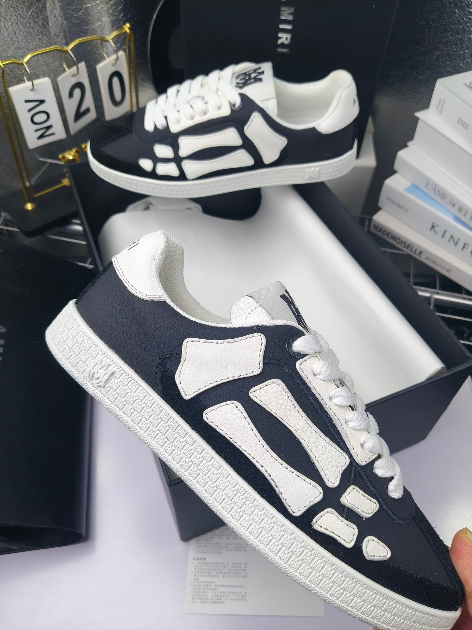 Amiri 
推出全新 The Pacific 系列运动鞋
Amiri 于 2025 早春系列推出全新 “The Pacific” 系列运动鞋。这款标志性鞋履涵盖男女鞋款，从品牌经典运动风格中汲取灵感，优雅融合西海岸风情。“The Pacific” 系列植根于 Amiri 独特的加州基因，展现西海岸的自由与闲适氛围。此系列推出两款风格，融入了品牌标志性元素：皮革款以纯白皮革搭配同色鞋底，鞋侧点缀星星图案，宛如加州璀璨星空。黑色与海洋蓝配色为男女款共享配色，另有男士专属的红色星星款与女士专属的浅粉星星款；而麂皮款则以品牌经典骨头图案点缀鞋侧，橡胶鞋底与麂皮面料相得益彰，配色涵盖黑色、巧克力色与沙色，适用于男女款。
明星 博主 网红推荐款，🚵🏻逛街 聚会 旅游必不可少的一款。
 码数：女款35—40（40.41订做不退换）
 男款 ：38—45（38.4546订做不退换）
p260