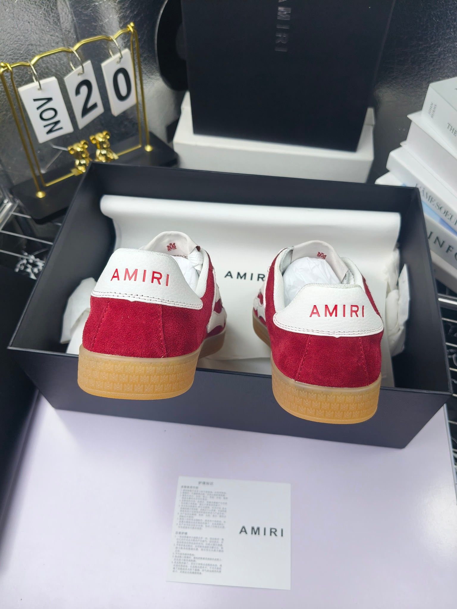 Amiri
推出全新 The Pacific 系列运动鞋
Amiri 于 2025 早春系列推出全新 “The Pacific” 系列运动鞋。这款标志性鞋履涵盖男女鞋款,从品牌经典运动风格中汲取灵感,优雅融合西海岸风情。“The Pacific” 系列植根于 Amiri 独特的加州基因,展现西海岸的自由与闲适氛围。此系列推出两款风格,融入了品牌标志性元素:皮革款以纯白皮革搭配同色鞋底,鞋侧点缀星星图案,宛如加州璀璨星空。黑色与海洋蓝配色为男女款共享配色,另有男士专属的红色星星款与女士专属的浅粉星星款;而麂皮款则以品牌经典骨头图案点缀鞋侧,橡胶鞋底与麂皮面料相得益彰,配色涵盖黑色、巧克力色与沙色,适用于男女款。
明星 博主 网红推荐款,🚵🏻逛街 聚会 旅游必不可少的一款。
码数:女款35—40(40.41订做不退换)
男款 :38—45(38.4546订做不退换)
p260