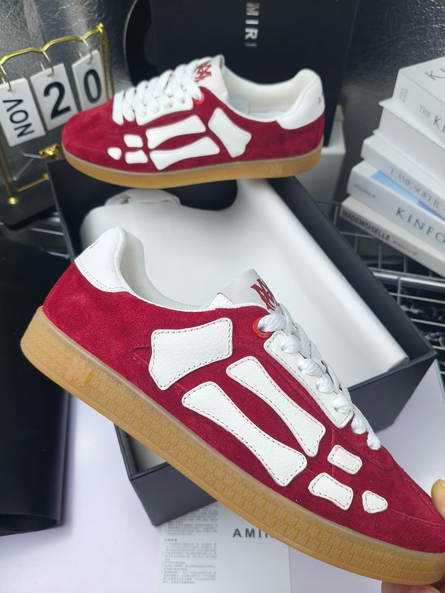 Amiri
推出全新 The Pacific 系列运动鞋
Amiri 于 2025 早春系列推出全新 “The Pacific” 系列运动鞋。这款标志性鞋履涵盖男女鞋款,从品牌经典运动风格中汲取灵感,优雅融合西海岸风情。“The Pacific” 系列植根于 Amiri 独特的加州基因,展现西海岸的自由与闲适氛围。此系列推出两款风格,融入了品牌标志性元素:皮革款以纯白皮革搭配同色鞋底,鞋侧点缀星星图案,宛如加州璀璨星空。黑色与海洋蓝配色为男女款共享配色,另有男士专属的红色星星款与女士专属的浅粉星星款;而麂皮款则以品牌经典骨头图案点缀鞋侧,橡胶鞋底与麂皮面料相得益彰,配色涵盖黑色、巧克力色与沙色,适用于男女款。
明星 博主 网红推荐款,🚵🏻逛街 聚会 旅游必不可少的一款。
码数:女款35—40(40.41订做不退换)
男款 :38—45(38.4546订做不退换)
p260