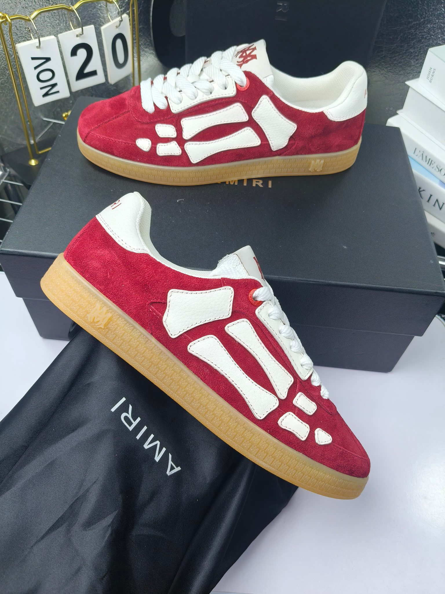 Amiri
推出全新 The Pacific 系列运动鞋
Amiri 于 2025 早春系列推出全新 “The Pacific” 系列运动鞋。这款标志性鞋履涵盖男女鞋款,从品牌经典运动风格中汲取灵感,优雅融合西海岸风情。“The Pacific” 系列植根于 Amiri 独特的加州基因,展现西海岸的自由与闲适氛围。此系列推出两款风格,融入了品牌标志性元素:皮革款以纯白皮革搭配同色鞋底,鞋侧点缀星星图案,宛如加州璀璨星空。黑色与海洋蓝配色为男女款共享配色,另有男士专属的红色星星款与女士专属的浅粉星星款;而麂皮款则以品牌经典骨头图案点缀鞋侧,橡胶鞋底与麂皮面料相得益彰,配色涵盖黑色、巧克力色与沙色,适用于男女款。
明星 博主 网红推荐款,🚵🏻逛街 聚会 旅游必不可少的一款。
码数:女款35—40(40.41订做不退换)
男款 :38—45(38.4546订做不退换)
p260