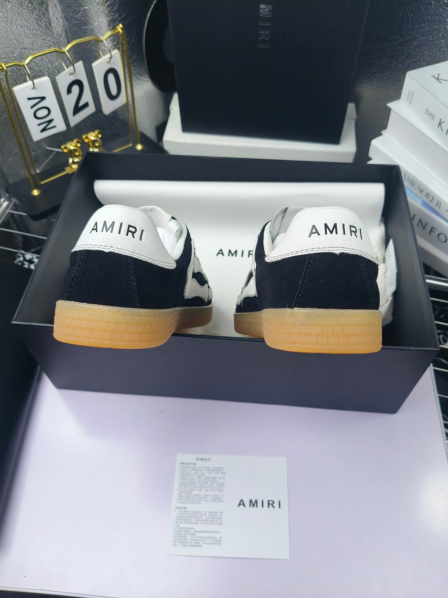 Amiri
推出全新 The Pacific 系列运动鞋
Amiri 于 2025 早春系列推出全新 “The Pacific” 系列运动鞋。这款标志性鞋履涵盖男女鞋款,从品牌经典运动风格中汲取灵感,优雅融合西海岸风情。“The Pacific” 系列植根于 Amiri 独特的加州基因,展现西海岸的自由与闲适氛围。此系列推出两款风格,融入了品牌标志性元素:皮革款以纯白皮革搭配同色鞋底,鞋侧点缀星星图案,宛如加州璀璨星空。黑色与海洋蓝配色为男女款共享配色,另有男士专属的红色星星款与女士专属的浅粉星星款;而麂皮款则以品牌经典骨头图案点缀鞋侧,橡胶鞋底与麂皮面料相得益彰,配色涵盖黑色、巧克力色与沙色,适用于男女款。
明星 博主 网红推荐款,🚵🏻逛街 聚会 旅游必不可少的一款。
码数:女款35—40(40.41订做不退换)
男款 :38—45(38.4546订做不退换)
p260