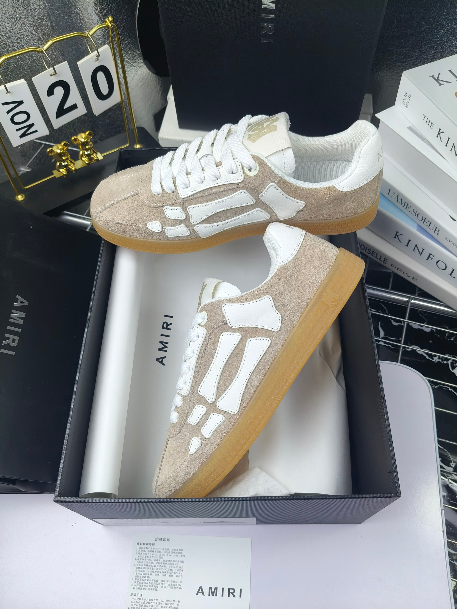 Amiri
推出全新 The Pacific 系列运动鞋
Amiri 于 2025 早春系列推出全新 “The Pacific” 系列运动鞋。这款标志性鞋履涵盖男女鞋款,从品牌经典运动风格中汲取灵感,优雅融合西海岸风情。“The Pacific” 系列植根于 Amiri 独特的加州基因,展现西海岸的自由与闲适氛围。此系列推出两款风格,融入了品牌标志性元素:皮革款以纯白皮革搭配同色鞋底,鞋侧点缀星星图案,宛如加州璀璨星空。黑色与海洋蓝配色为男女款共享配色,另有男士专属的红色星星款与女士专属的浅粉星星款;而麂皮款则以品牌经典骨头图案点缀鞋侧,橡胶鞋底与麂皮面料相得益彰,配色涵盖黑色、巧克力色与沙色,适用于男女款。
明星 博主 网红推荐款,🚵🏻逛街 聚会 旅游必不可少的一款。
码数:女款35—40(40.41订做不退换)
男款 :38—45(38.4546订做不退换)
p260