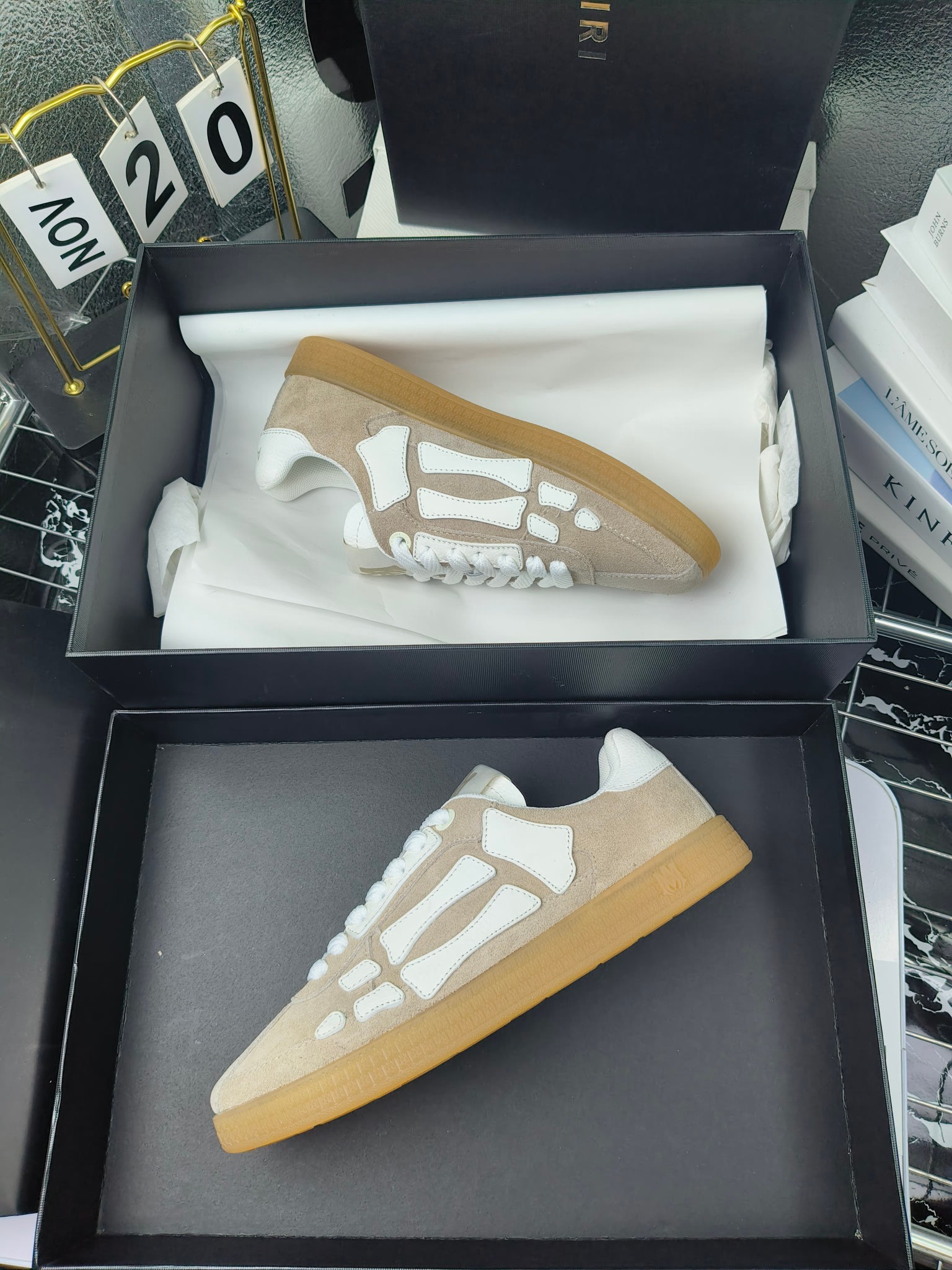 Amiri
推出全新 The Pacific 系列运动鞋
Amiri 于 2025 早春系列推出全新 “The Pacific” 系列运动鞋。这款标志性鞋履涵盖男女鞋款,从品牌经典运动风格中汲取灵感,优雅融合西海岸风情。“The Pacific” 系列植根于 Amiri 独特的加州基因,展现西海岸的自由与闲适氛围。此系列推出两款风格,融入了品牌标志性元素:皮革款以纯白皮革搭配同色鞋底,鞋侧点缀星星图案,宛如加州璀璨星空。黑色与海洋蓝配色为男女款共享配色,另有男士专属的红色星星款与女士专属的浅粉星星款;而麂皮款则以品牌经典骨头图案点缀鞋侧,橡胶鞋底与麂皮面料相得益彰,配色涵盖黑色、巧克力色与沙色,适用于男女款。
明星 博主 网红推荐款,🚵🏻逛街 聚会 旅游必不可少的一款。
码数:女款35—40(40.41订做不退换)
男款 :38—45(38.4546订做不退换)
p260