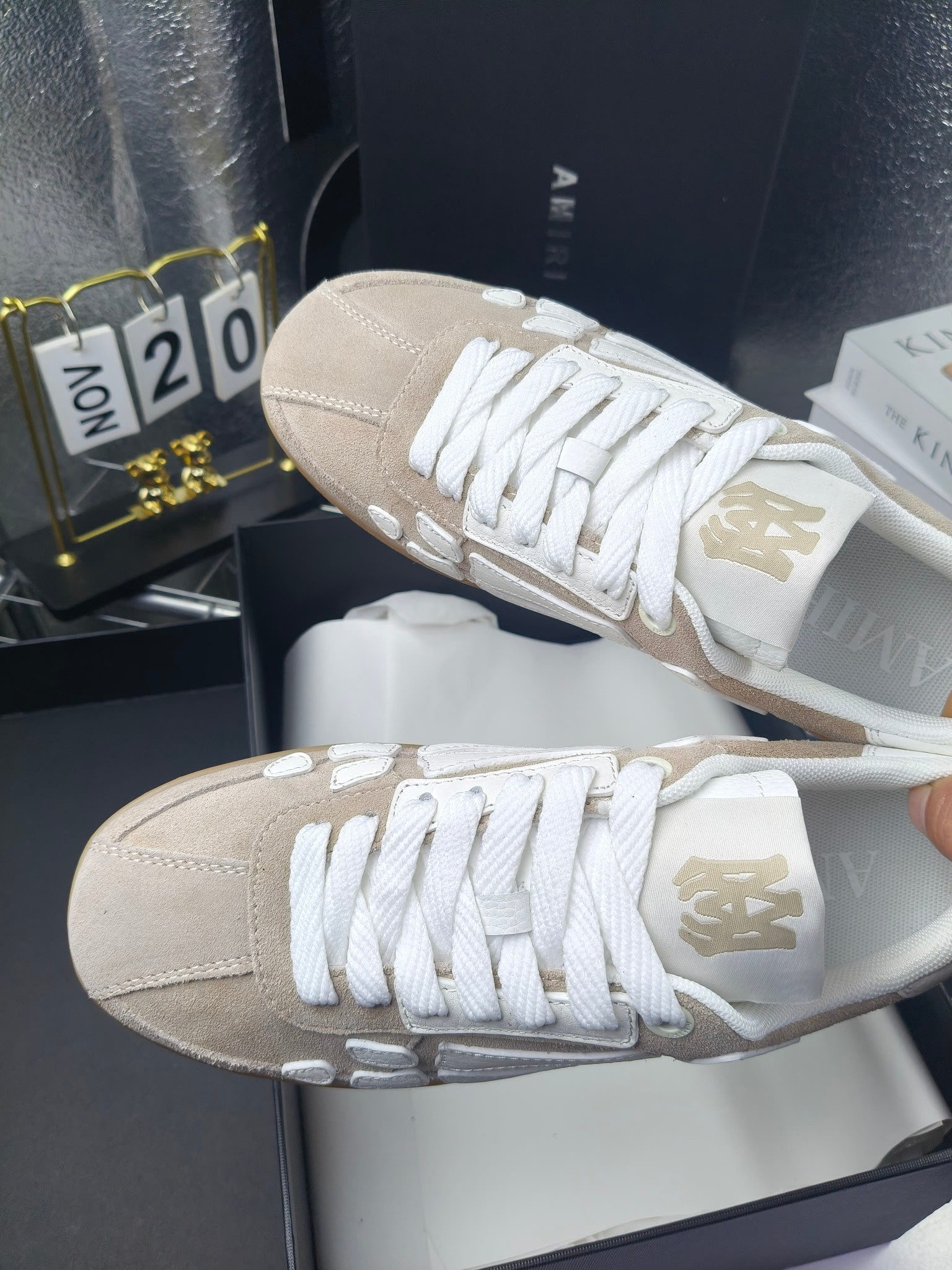 Amiri
推出全新 The Pacific 系列运动鞋
Amiri 于 2025 早春系列推出全新 “The Pacific” 系列运动鞋。这款标志性鞋履涵盖男女鞋款,从品牌经典运动风格中汲取灵感,优雅融合西海岸风情。“The Pacific” 系列植根于 Amiri 独特的加州基因,展现西海岸的自由与闲适氛围。此系列推出两款风格,融入了品牌标志性元素:皮革款以纯白皮革搭配同色鞋底,鞋侧点缀星星图案,宛如加州璀璨星空。黑色与海洋蓝配色为男女款共享配色,另有男士专属的红色星星款与女士专属的浅粉星星款;而麂皮款则以品牌经典骨头图案点缀鞋侧,橡胶鞋底与麂皮面料相得益彰,配色涵盖黑色、巧克力色与沙色,适用于男女款。
明星 博主 网红推荐款,🚵🏻逛街 聚会 旅游必不可少的一款。
码数:女款35—40(40.41订做不退换)
男款 :38—45(38.4546订做不退换)
p260