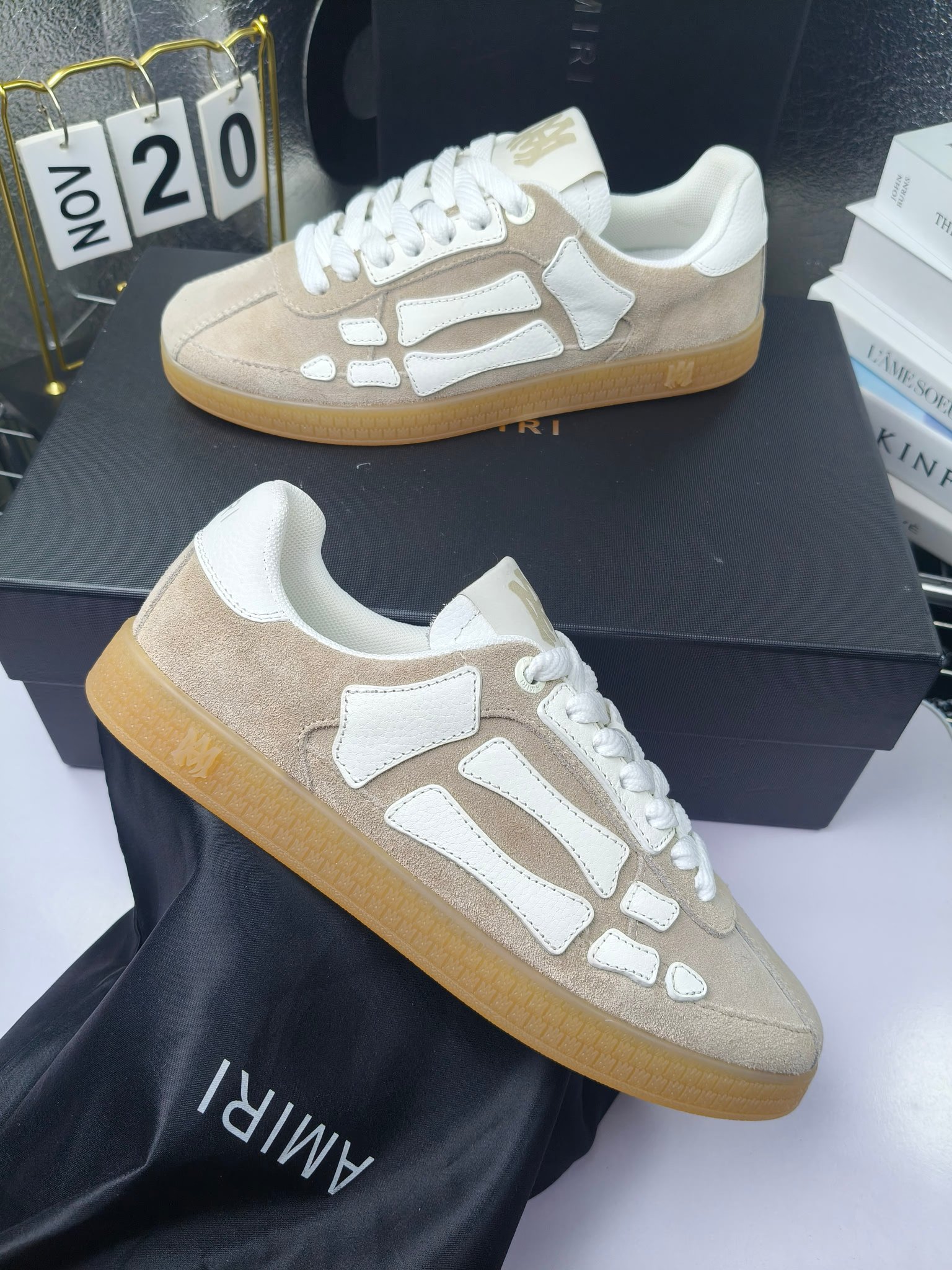 Amiri
推出全新 The Pacific 系列运动鞋
Amiri 于 2025 早春系列推出全新 “The Pacific” 系列运动鞋。这款标志性鞋履涵盖男女鞋款,从品牌经典运动风格中汲取灵感,优雅融合西海岸风情。“The Pacific” 系列植根于 Amiri 独特的加州基因,展现西海岸的自由与闲适氛围。此系列推出两款风格,融入了品牌标志性元素:皮革款以纯白皮革搭配同色鞋底,鞋侧点缀星星图案,宛如加州璀璨星空。黑色与海洋蓝配色为男女款共享配色,另有男士专属的红色星星款与女士专属的浅粉星星款;而麂皮款则以品牌经典骨头图案点缀鞋侧,橡胶鞋底与麂皮面料相得益彰,配色涵盖黑色、巧克力色与沙色,适用于男女款。
明星 博主 网红推荐款,🚵🏻逛街 聚会 旅游必不可少的一款。
码数:女款35—40(40.41订做不退换)
男款 :38—45(38.4546订做不退换)
p260