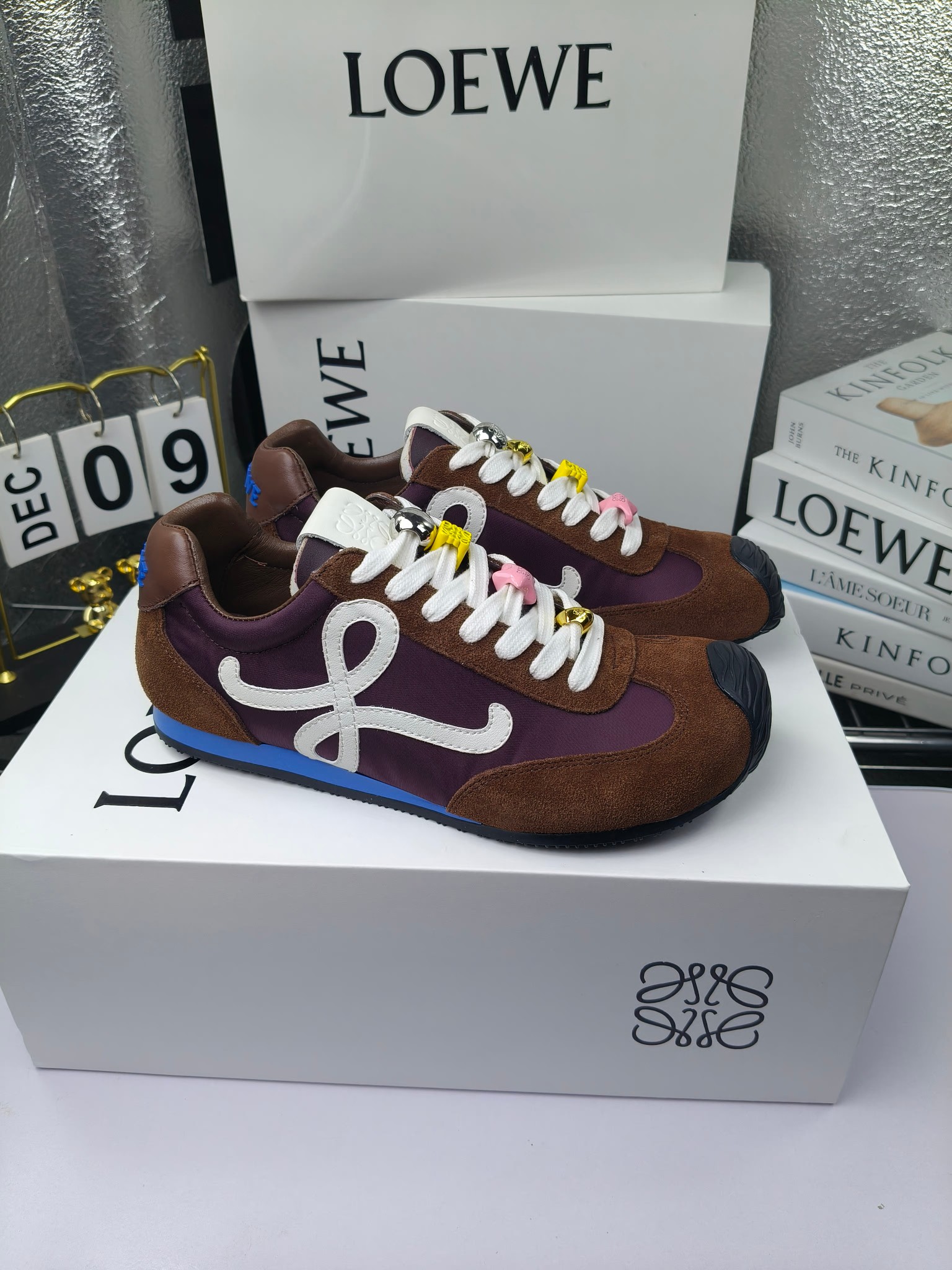 NO:221890,Loewe (button/without buttons available) Loewe 25ss new Paris fashion balletrunner couple ballet sneakers Forrest Gump shoes classic love at first glance!  The minimalist style of splicing is really the ultimate!  It's so versatile. You can wear it casually and be very high-end and light, and you can go shopping without any pressure!  It is invincible and comfortable to wear on your feet, light and without weight. I really love it when I go out!  There is a little bit of heightening without hitting the feet. The upper material is cowhide leather splicing original fabric. The shoe is made of sheepskin. The sole is made of large sole. The tpu combination sole is not easy to fall off. The injection molding process of the heel is not easy to fall off. Size 35-45 (for women 40, customized for men 45), casual shoes/sports shoes, loewe, loewe, sneakers, cowhide, sheepskin19860909Loewe（扣子/不带扣子可选） 罗意威 25ss新款巴黎时装 balletrunner 情侣款芭蕾运动鞋 阿甘鞋 经典一眼就爱上的！拼接的极简风格真的做到极致！实在太百搭,随便穿搭就可以很高级,很轻便,逛街暴走无压力！ 上脚无敌舒适,轻盈无负重感,出街真的爱了！不打脚还有点小增高 鞋面材质牛皮拼接原版布料 鞋里材质羊皮 鞋底材质大底材质tpu组合底, 后跟logo注塑工艺不易脱落 码数35-45（女40 男45定做）,休闲鞋/运动鞋,loewe,loewe,sneakers,cowhide,sheepskin,Women's Shoes