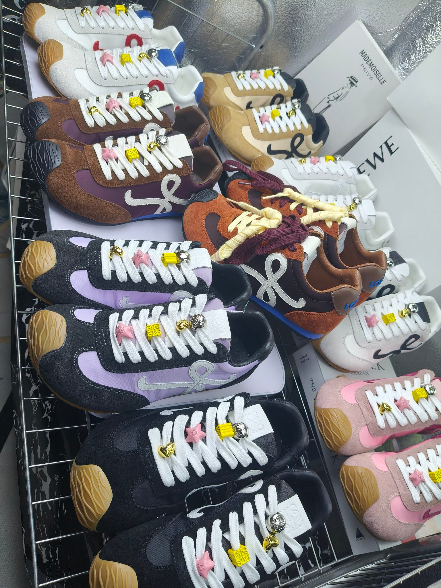 NO:221902,Loewe (button/without buttons available) Loewe 25ss new Paris fashion balletrunner couple ballet sneakers Forrest Gump shoes classic love at first glance!  The minimalist style of splicing is really the ultimate!  It's so versatile. You can wear it casually and be very high-end and light, and you can go shopping without any pressure!  It is invincible and comfortable to wear on your feet, light and without weight. I really love it when I go out!  There is a little bit of heightening without hitting the feet. The upper material is cowhide leather splicing original fabric. The shoe inside is sheepskin. The sole is made of large sole. Tu combined sole. The heel logo injection molding process is not easy to fall off. Size 35-45 (for women, customized for men, 45), casual shoes/sports shoes, loewe, loewe, sneakers, cowhide, sheepskin19860909Loewe（扣子/不带扣子可选） 罗意威 25ss新款巴黎时装 balletrunner 情侣款芭蕾运动鞋 阿甘鞋 经典一眼就爱上的！拼接的极简风格真的做到极致！实在太百搭,随便穿搭就可以很高级,很轻便,逛街暴走无压力！ 上脚无敌舒适,轻盈无负重感,出街真的爱了！不打脚还有点小增高 鞋面材质牛皮拼接原版布料 鞋里材质羊皮 鞋底材质大底材质tu组合底, 后跟logo注塑工艺不易脱落 码数35-45（女40 男45定做）,休闲鞋/运动鞋,loewe,loewe,sneakers,cowhide,sheepskin,Women's Shoes