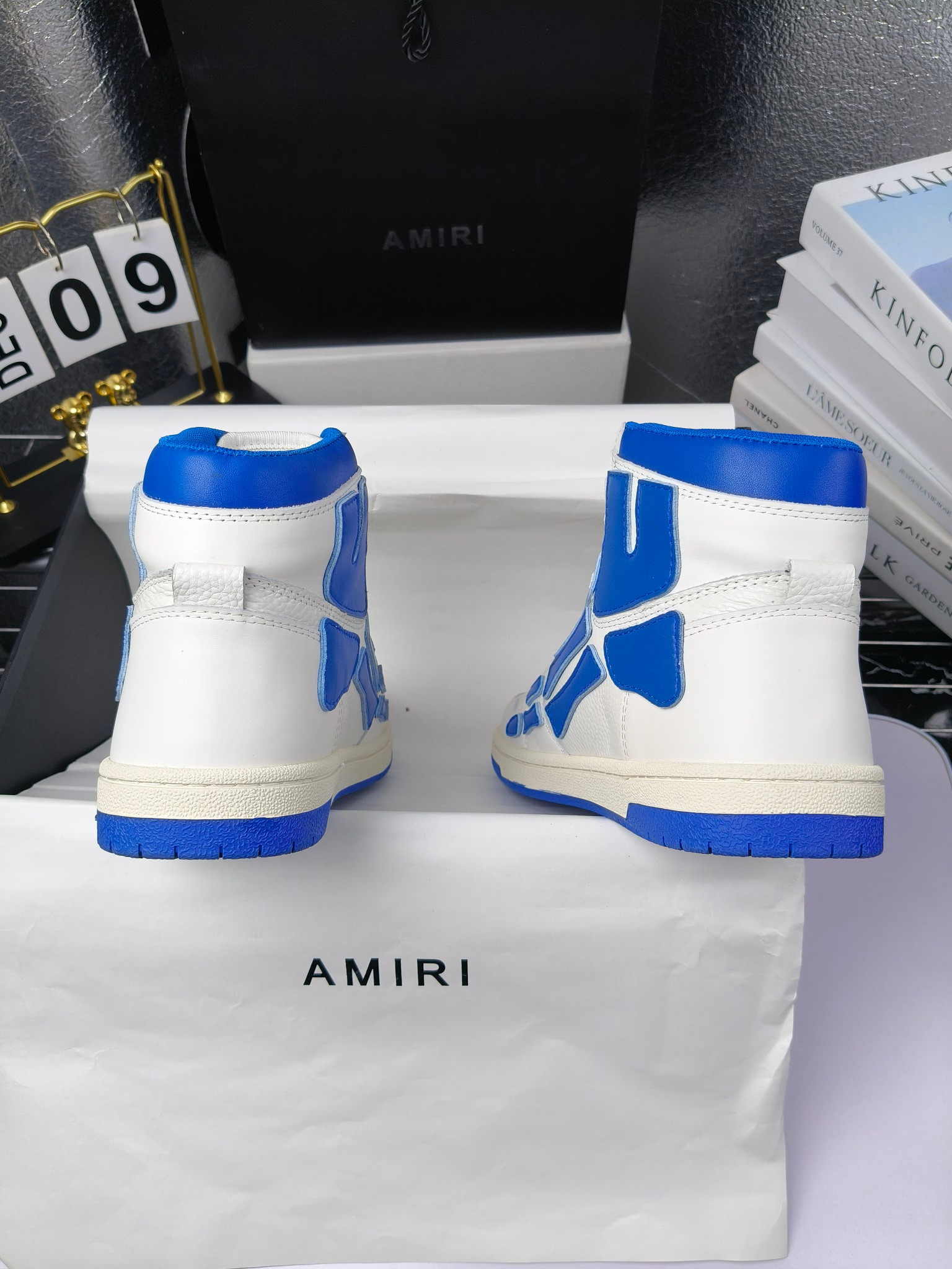 amiri 
高帮
埃米尔 爆款滑板休闲鞋！ 米兰国际 amiri 2024 早春优秀爆款🔥 代言🔥引领潮流！！ 
👍面料:原版进口头层磨砂牛皮+进口牛皮 
👍内里:原版1:1内里+进口泡棉 
👍扣饰：采用原版注塑工艺美观不伤皮面 
👍垫脚:专用注塑鞋垫(原版1:1)
 👍大底:橡胶+eva 耐磨大底 
👍包装:原版全套高贵专柜包装 
👍码数:女35-40，男39-45男款46可定制
p280