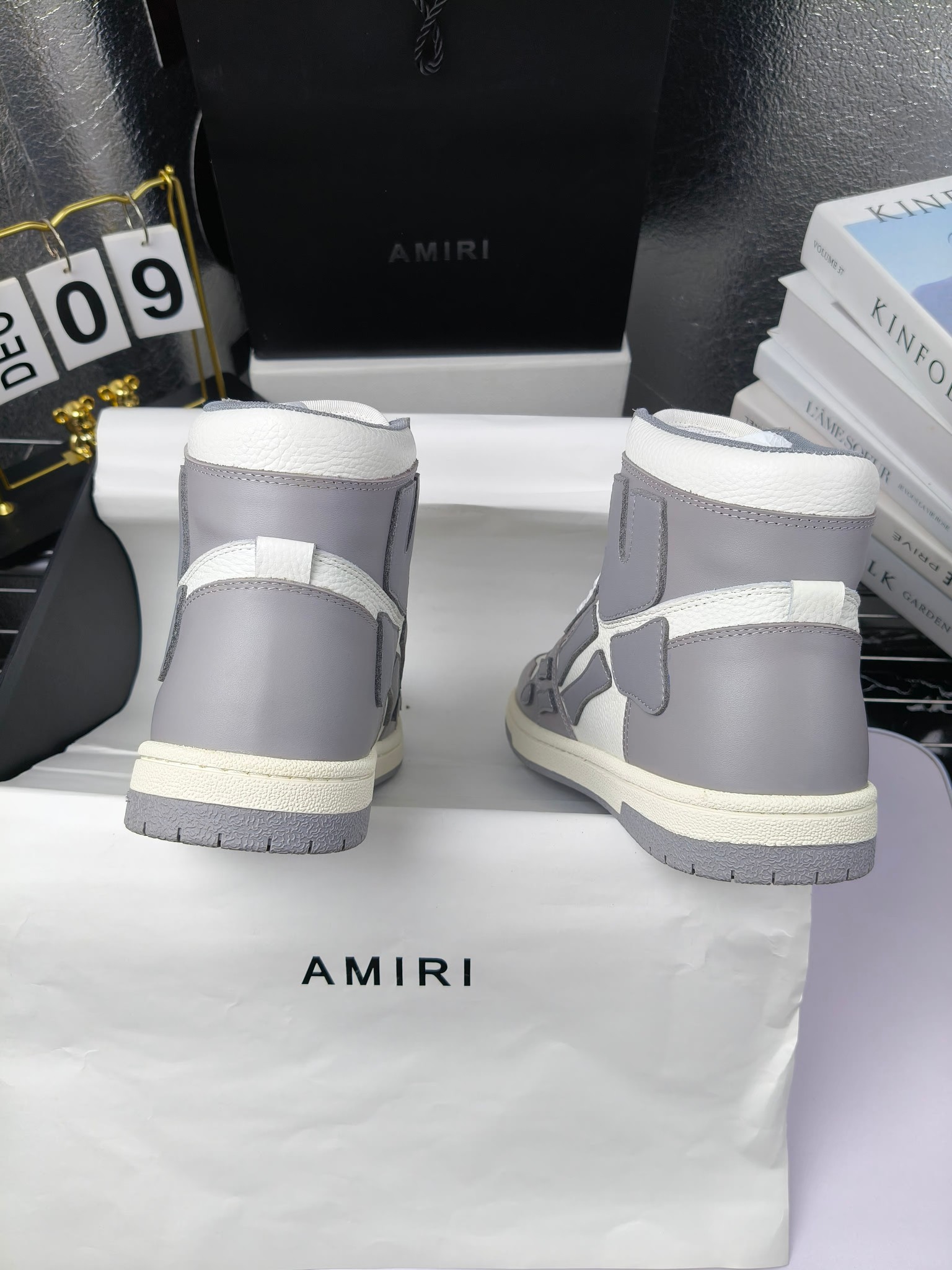 amiri
高帮
埃米尔 爆款滑板休闲鞋! 米兰国际 amiri 2024 早春优秀爆款🔥 代言🔥引领潮流!!
👍面料:原版进口头层磨砂牛皮+进口牛皮
👍内里:原版1:1内里+进口泡棉
👍扣饰:采用原版注塑工艺美观不伤皮面
👍垫脚:专用注塑鞋垫(原版1:1)
👍大底:橡胶+eva 耐磨大底
👍包装:原版全套高贵专柜包装
👍码数:女35-40,男39-45男款46可定制
p280
