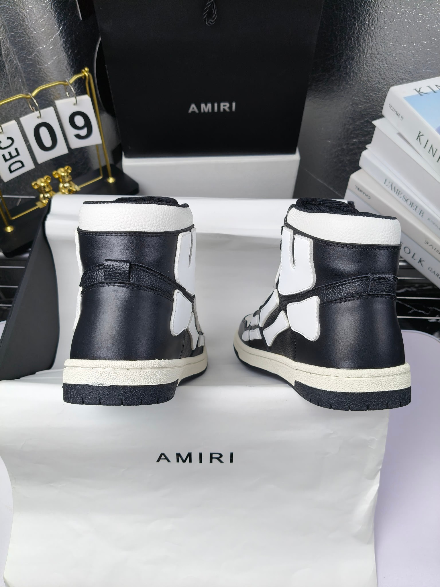 amiri
高帮
埃米尔 爆款滑板休闲鞋! 米兰国际 amiri 2024 早春优秀爆款🔥 代言🔥引领潮流!!
👍面料:原版进口头层磨砂牛皮+进口牛皮
👍内里:原版1:1内里+进口泡棉
👍扣饰:采用原版注塑工艺美观不伤皮面
👍垫脚:专用注塑鞋垫(原版1:1)
👍大底:橡胶+eva 耐磨大底
👍包装:原版全套高贵专柜包装
👍码数:女35-40,男39-45男款46可定制
p280