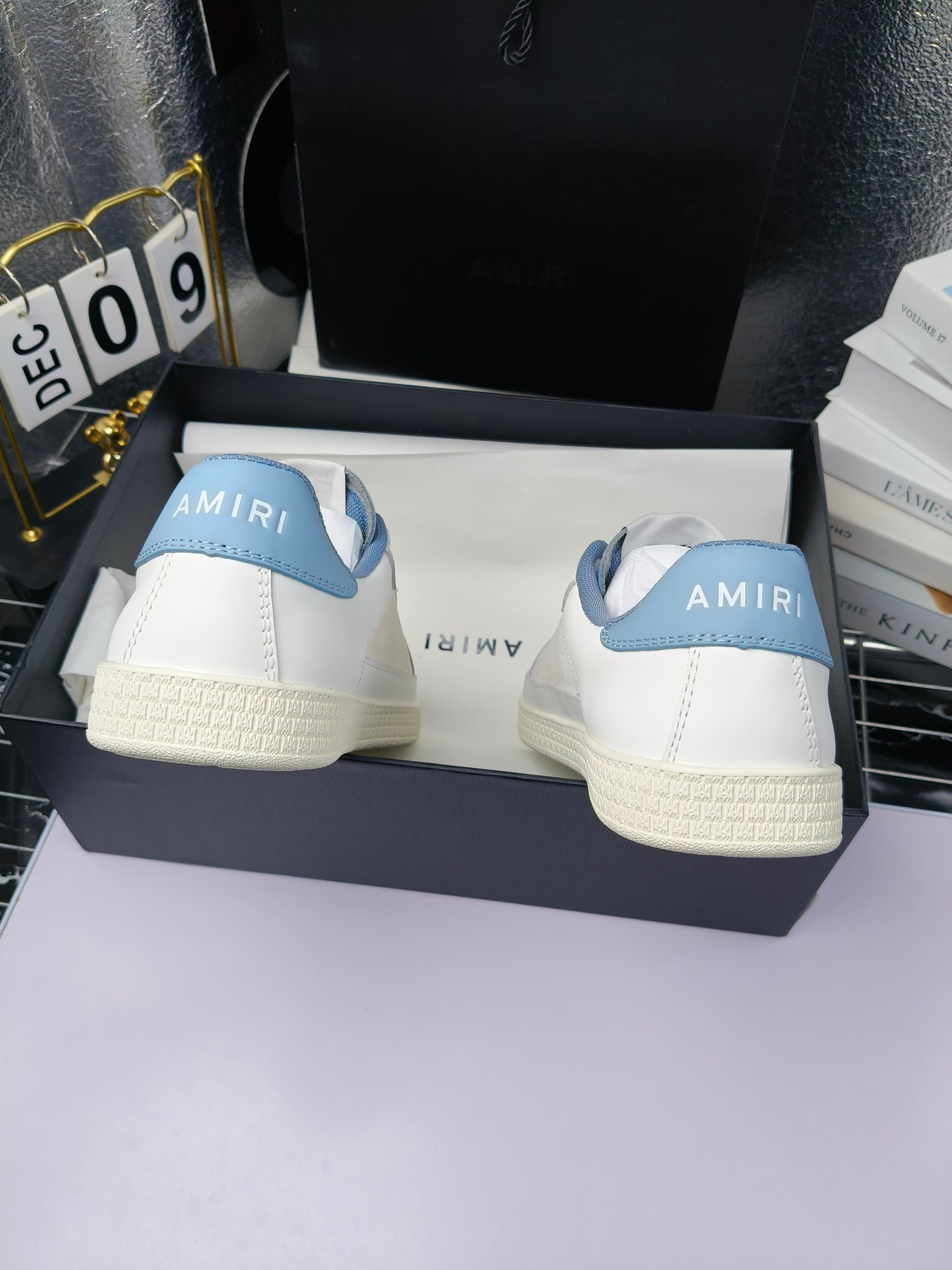 amiri
2025春夏sunset skate情侣款星星鞋骨头德训鞋微面包形体,多层真皮制作的骨头编织图案立体感更强微厚鞋底,反绒皮质拼接,细节丰富,一切元素都拿捏得刚刚好!
搭配指数高,舒适度和时髦度双双在线!
面料:认准原版头层牛皮(非市场修面牛皮)
内里:原版内里
鞋底:原版开模鞋底
尺码:35-46
p260