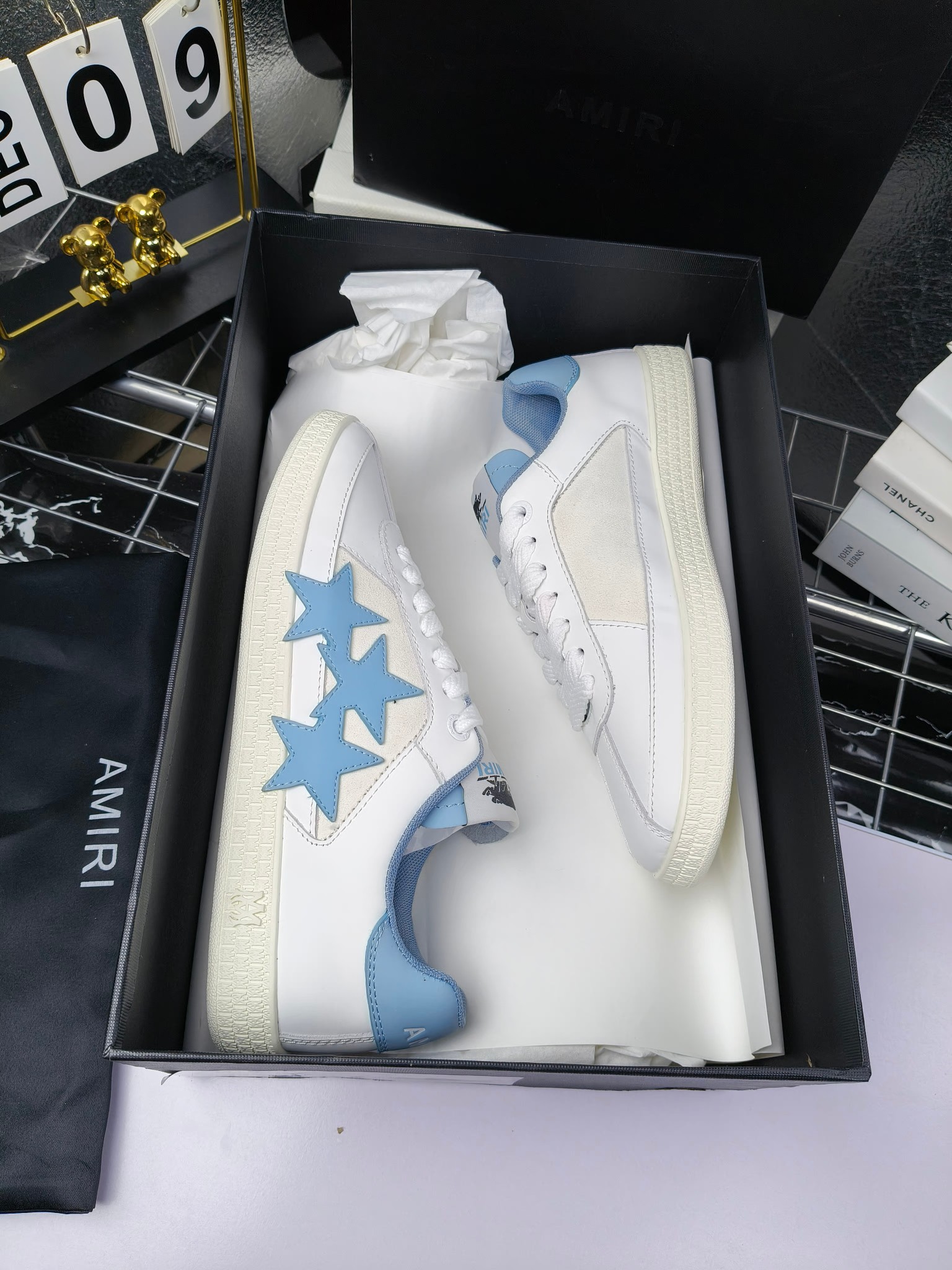 amiri
2025春夏sunset skate情侣款星星鞋骨头德训鞋微面包形体,多层真皮制作的骨头编织图案立体感更强微厚鞋底,反绒皮质拼接,细节丰富,一切元素都拿捏得刚刚好!
搭配指数高,舒适度和时髦度双双在线!
面料:认准原版头层牛皮(非市场修面牛皮)
内里:原版内里
鞋底:原版开模鞋底
尺码:35-46
p260
