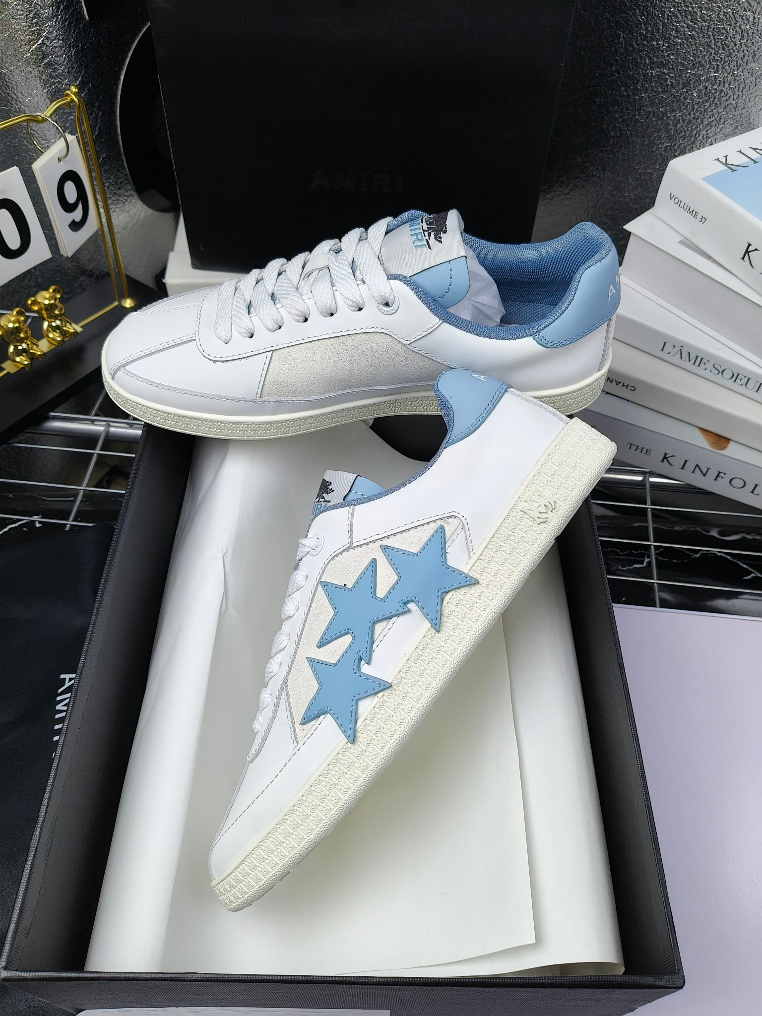 amiri
2025春夏sunset skate情侣款星星鞋骨头德训鞋微面包形体,多层真皮制作的骨头编织图案立体感更强微厚鞋底,反绒皮质拼接,细节丰富,一切元素都拿捏得刚刚好!
搭配指数高,舒适度和时髦度双双在线!
面料:认准原版头层牛皮(非市场修面牛皮)
内里:原版内里
鞋底:原版开模鞋底
尺码:35-46
p260
