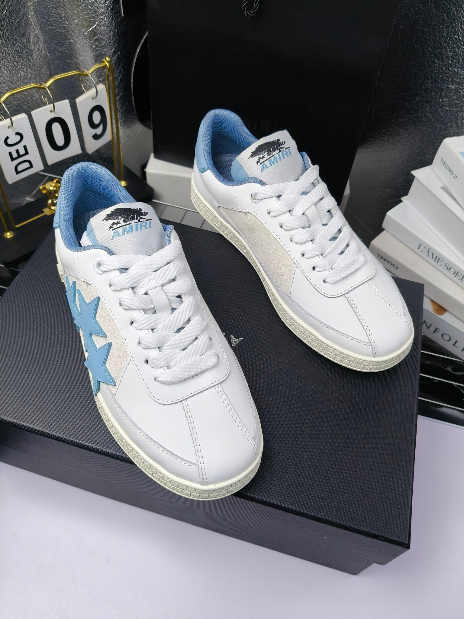 amiri
2025春夏sunset skate情侣款星星鞋骨头德训鞋微面包形体,多层真皮制作的骨头编织图案立体感更强微厚鞋底,反绒皮质拼接,细节丰富,一切元素都拿捏得刚刚好!
搭配指数高,舒适度和时髦度双双在线!
面料:认准原版头层牛皮(非市场修面牛皮)
内里:原版内里
鞋底:原版开模鞋底
尺码:35-46
p260