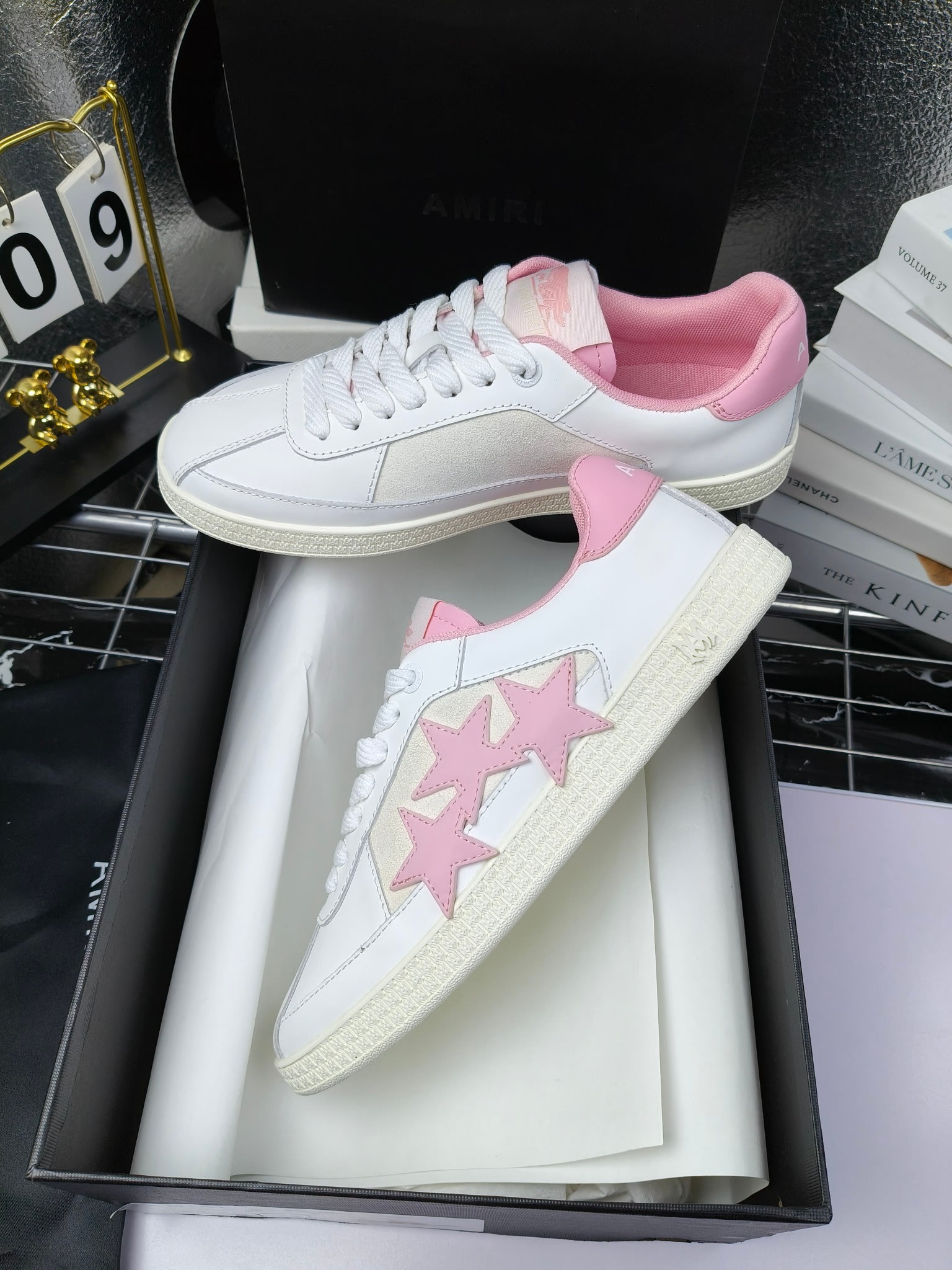 amiri
 2025春夏sunset skate情侣款星星鞋骨头德训鞋微面包形体，多层真皮制作的骨头编织图案立体感更强微厚鞋底，反绒皮质拼接，细节丰富，一切元素都拿捏得刚刚好！
搭配指数高，舒适度和时髦度双双在线！
面料：认准原版头层牛皮(非市场修面牛皮)
内里：原版内里
鞋底：原版开模鞋底
尺码：35-46
p260