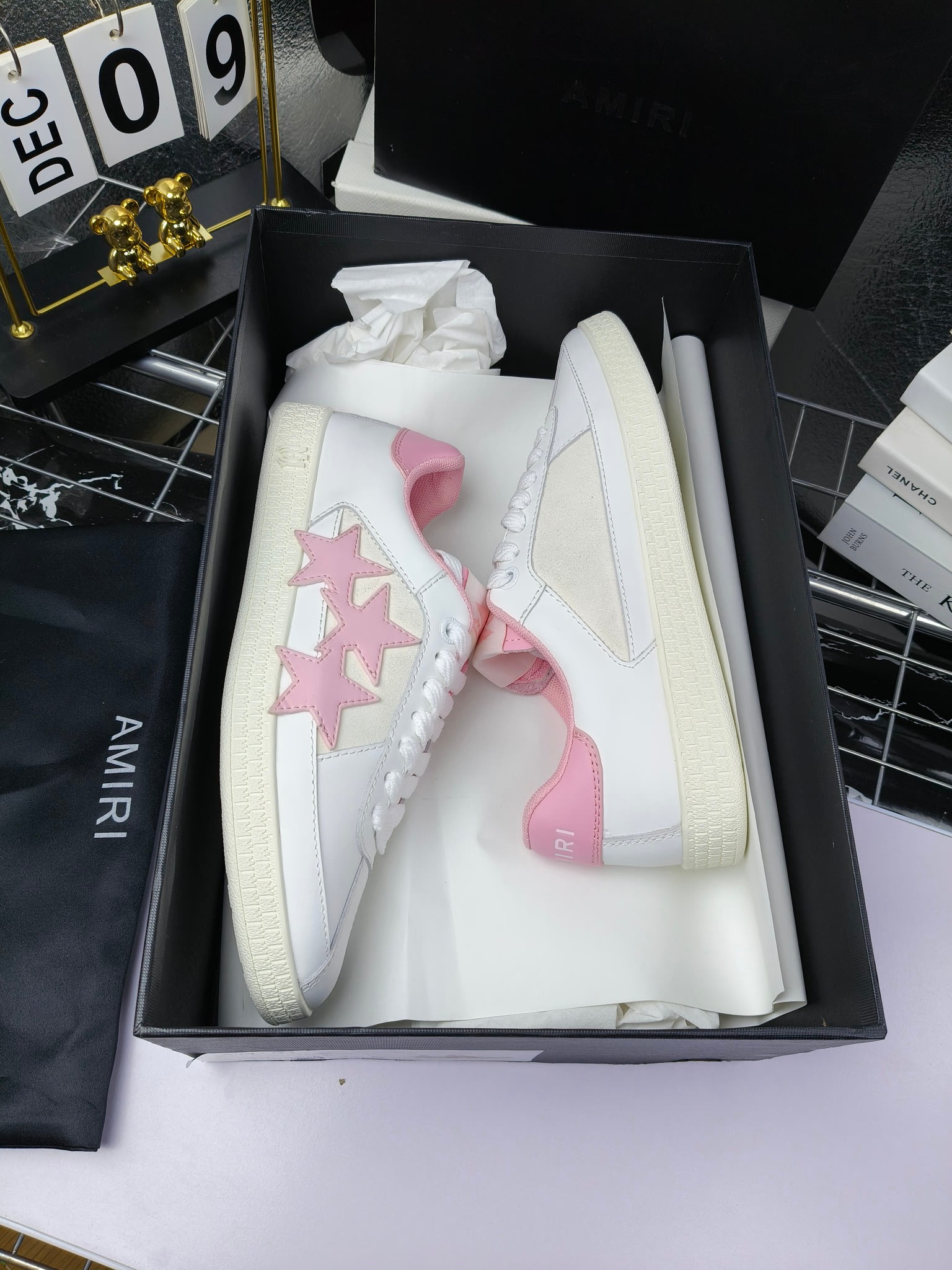 amiri
 2025春夏sunset skate情侣款星星鞋骨头德训鞋微面包形体，多层真皮制作的骨头编织图案立体感更强微厚鞋底，反绒皮质拼接，细节丰富，一切元素都拿捏得刚刚好！
搭配指数高，舒适度和时髦度双双在线！
面料：认准原版头层牛皮(非市场修面牛皮)
内里：原版内里
鞋底：原版开模鞋底
尺码：35-46
p260