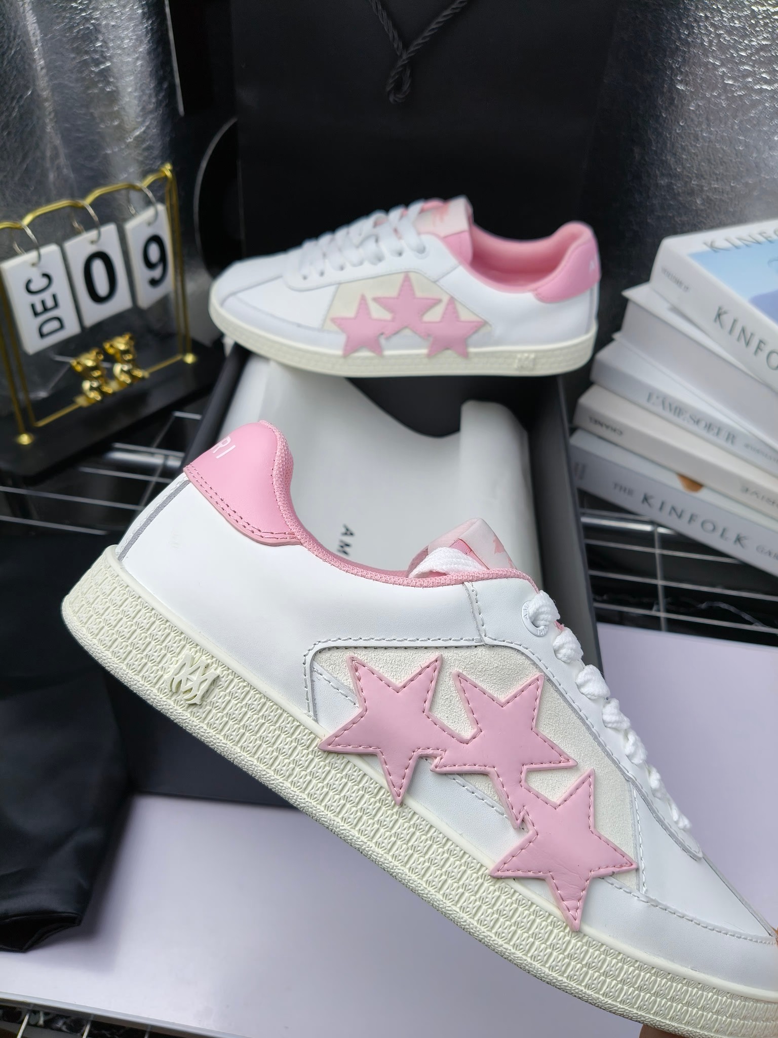 amiri
 2025春夏sunset skate情侣款星星鞋骨头德训鞋微面包形体，多层真皮制作的骨头编织图案立体感更强微厚鞋底，反绒皮质拼接，细节丰富，一切元素都拿捏得刚刚好！
搭配指数高，舒适度和时髦度双双在线！
面料：认准原版头层牛皮(非市场修面牛皮)
内里：原版内里
鞋底：原版开模鞋底
尺码：35-46
p260