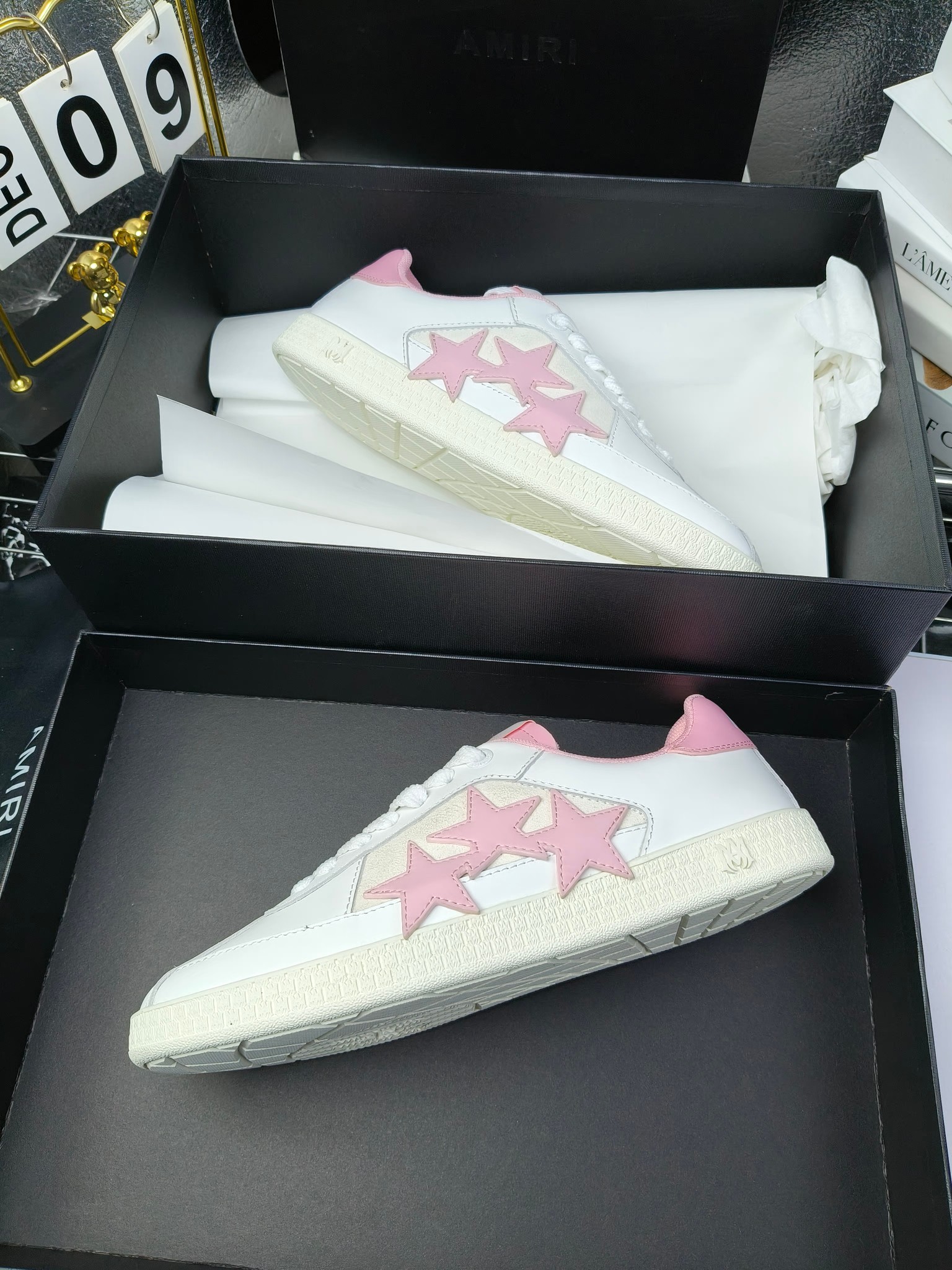 amiri
 2025春夏sunset skate情侣款星星鞋骨头德训鞋微面包形体，多层真皮制作的骨头编织图案立体感更强微厚鞋底，反绒皮质拼接，细节丰富，一切元素都拿捏得刚刚好！
搭配指数高，舒适度和时髦度双双在线！
面料：认准原版头层牛皮(非市场修面牛皮)
内里：原版内里
鞋底：原版开模鞋底
尺码：35-46
p260