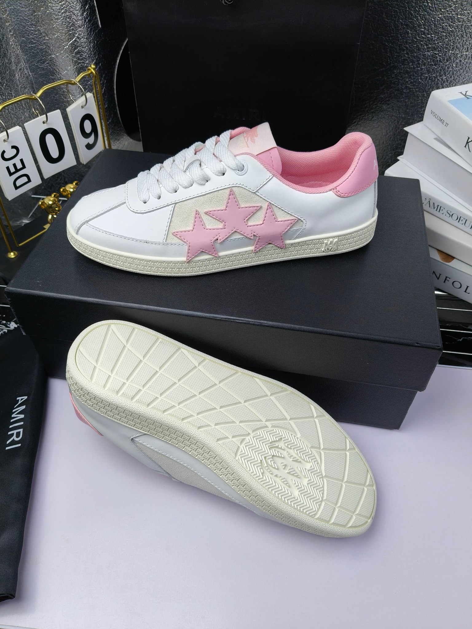 amiri
 2025春夏sunset skate情侣款星星鞋骨头德训鞋微面包形体，多层真皮制作的骨头编织图案立体感更强微厚鞋底，反绒皮质拼接，细节丰富，一切元素都拿捏得刚刚好！
搭配指数高，舒适度和时髦度双双在线！
面料：认准原版头层牛皮(非市场修面牛皮)
内里：原版内里
鞋底：原版开模鞋底
尺码：35-46
p260