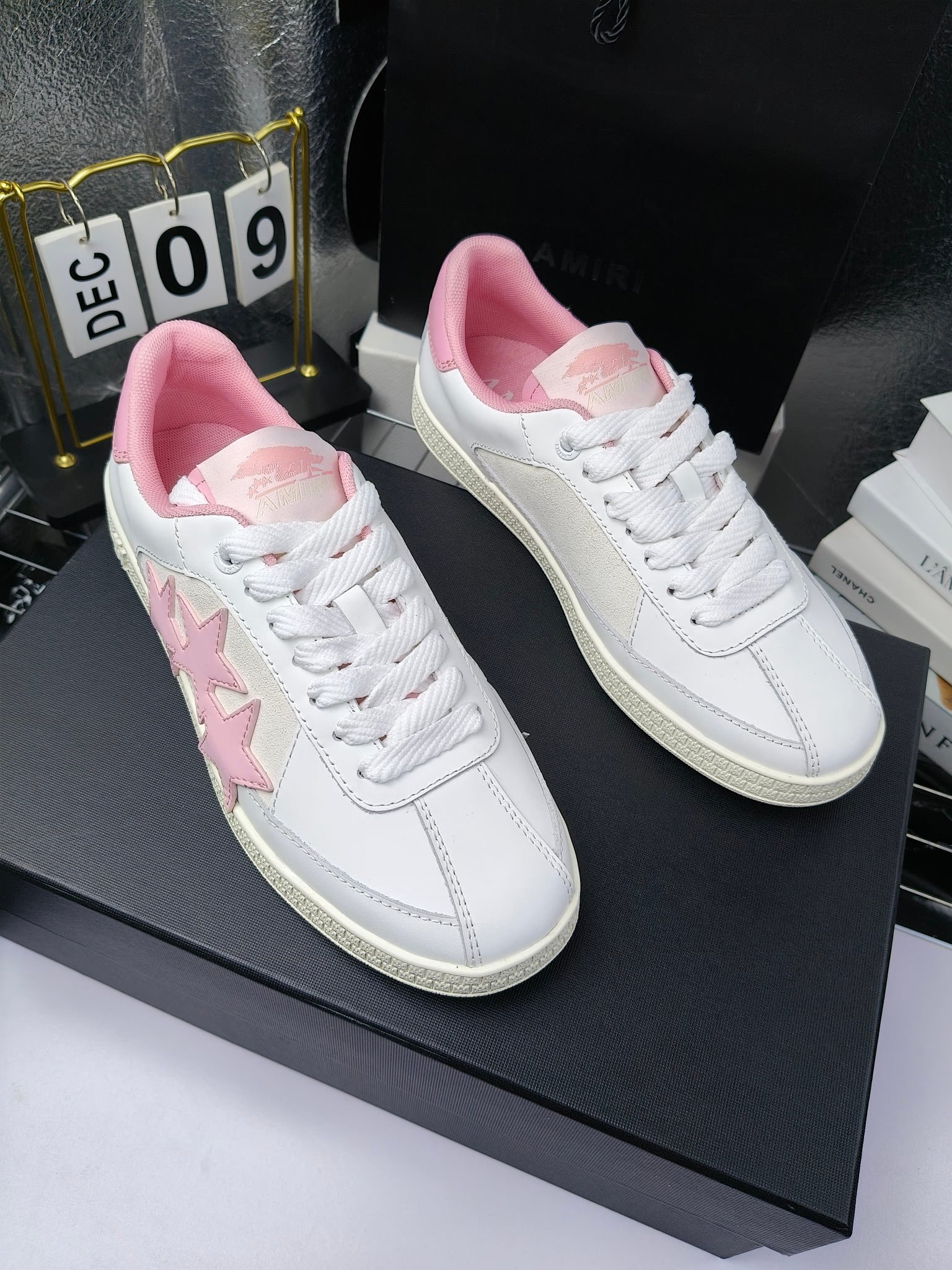 amiri
 2025春夏sunset skate情侣款星星鞋骨头德训鞋微面包形体，多层真皮制作的骨头编织图案立体感更强微厚鞋底，反绒皮质拼接，细节丰富，一切元素都拿捏得刚刚好！
搭配指数高，舒适度和时髦度双双在线！
面料：认准原版头层牛皮(非市场修面牛皮)
内里：原版内里
鞋底：原版开模鞋底
尺码：35-46
p260