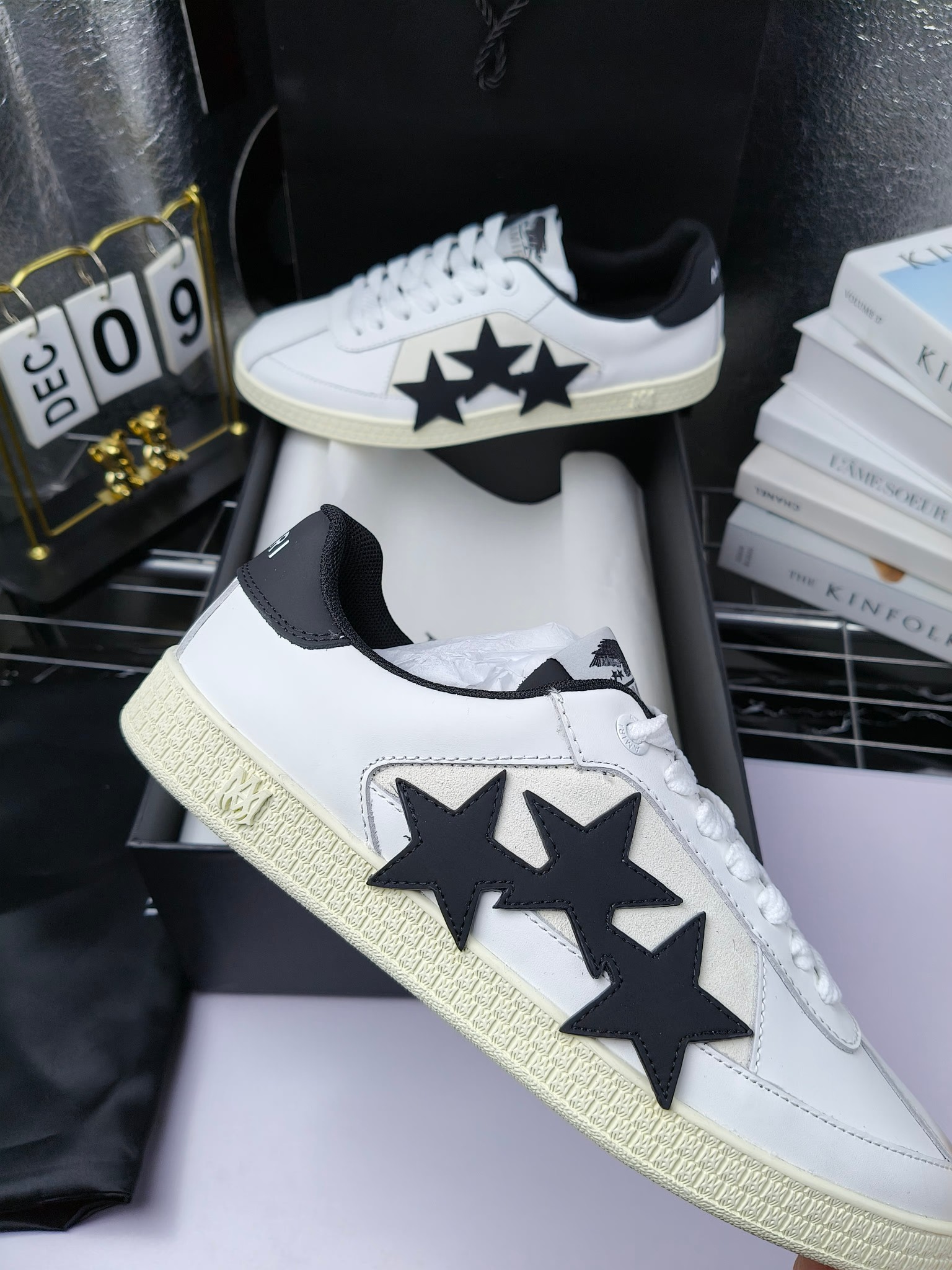 amiri
 2025春夏sunset skate情侣款星星鞋骨头德训鞋微面包形体，多层真皮制作的骨头编织图案立体感更强微厚鞋底，反绒皮质拼接，细节丰富，一切元素都拿捏得刚刚好！
搭配指数高，舒适度和时髦度双双在线！
面料：认准原版头层牛皮(非市场修面牛皮)
内里：原版内里
鞋底：原版开模鞋底
尺码：35-46
p260