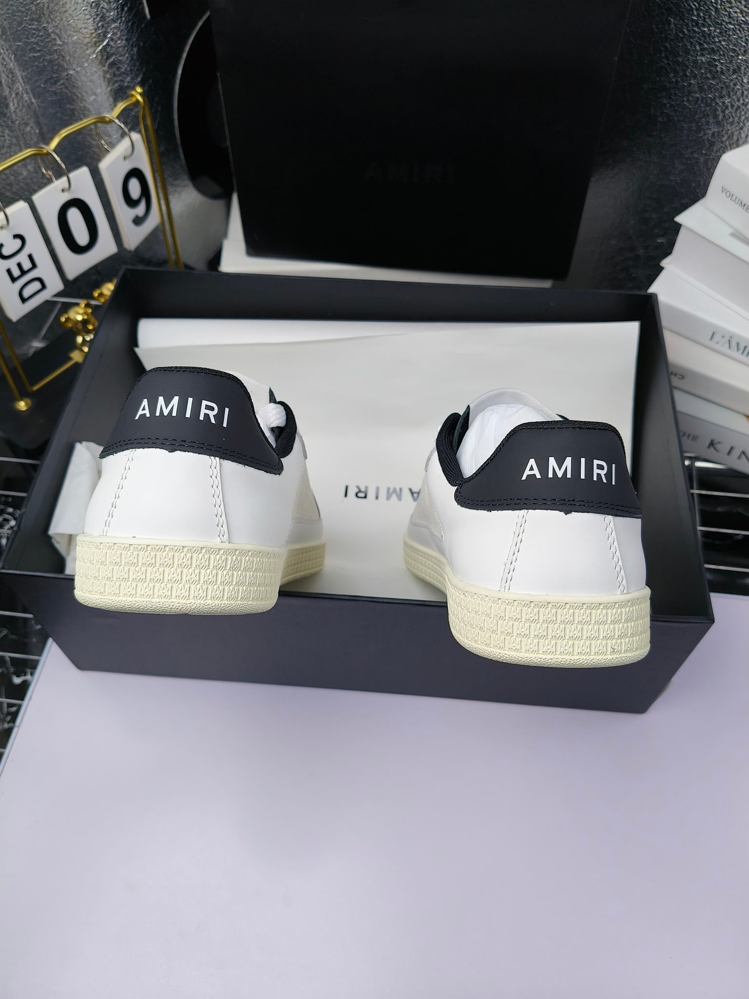 amiri
 2025春夏sunset skate情侣款星星鞋骨头德训鞋微面包形体，多层真皮制作的骨头编织图案立体感更强微厚鞋底，反绒皮质拼接，细节丰富，一切元素都拿捏得刚刚好！
搭配指数高，舒适度和时髦度双双在线！
面料：认准原版头层牛皮(非市场修面牛皮)
内里：原版内里
鞋底：原版开模鞋底
尺码：35-46
p260