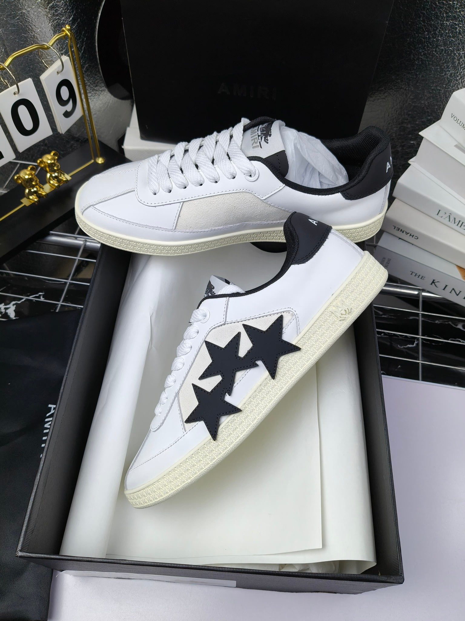 amiri
 2025春夏sunset skate情侣款星星鞋骨头德训鞋微面包形体，多层真皮制作的骨头编织图案立体感更强微厚鞋底，反绒皮质拼接，细节丰富，一切元素都拿捏得刚刚好！
搭配指数高，舒适度和时髦度双双在线！
面料：认准原版头层牛皮(非市场修面牛皮)
内里：原版内里
鞋底：原版开模鞋底
尺码：35-46
p260