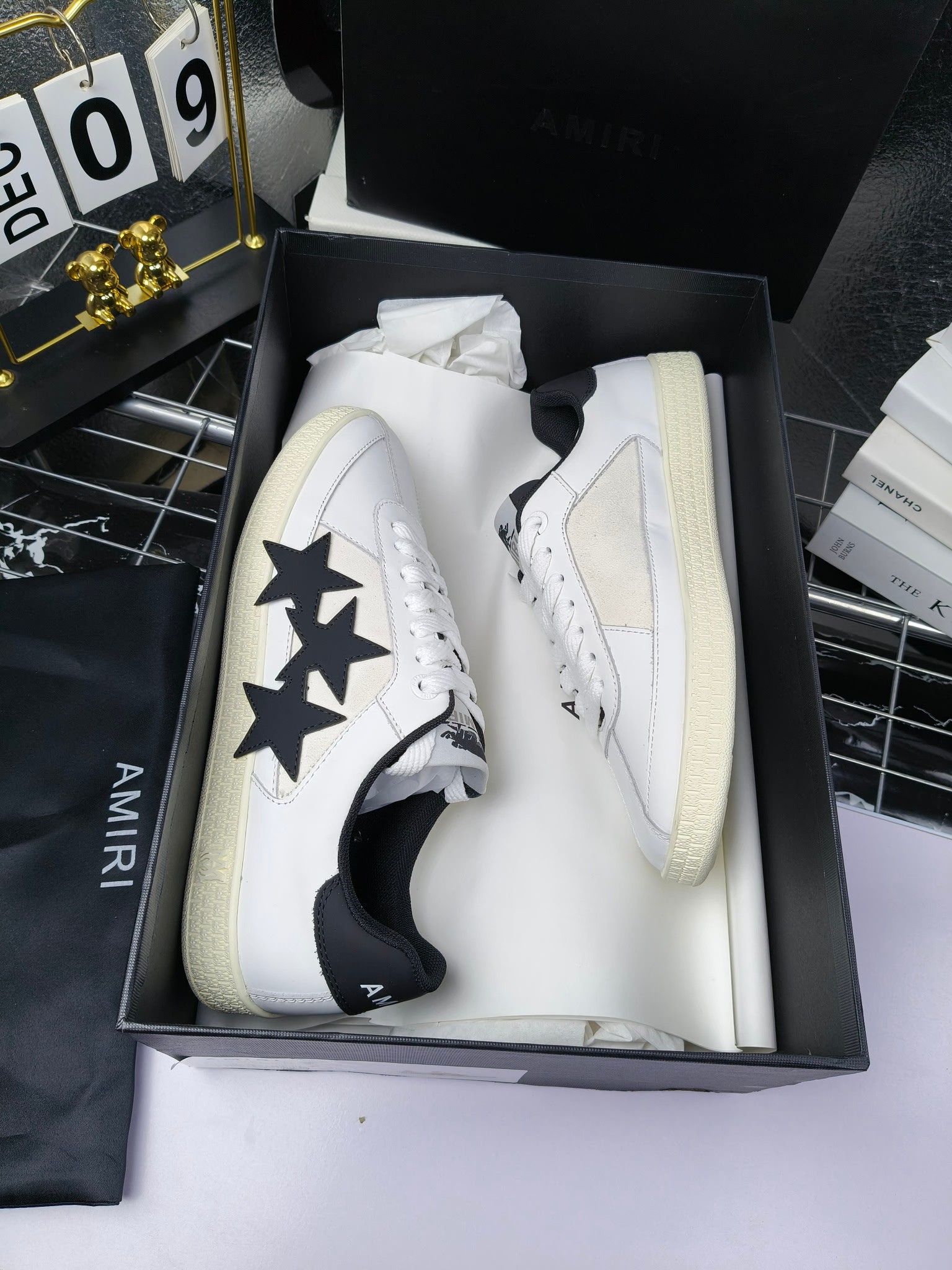 amiri
 2025春夏sunset skate情侣款星星鞋骨头德训鞋微面包形体，多层真皮制作的骨头编织图案立体感更强微厚鞋底，反绒皮质拼接，细节丰富，一切元素都拿捏得刚刚好！
搭配指数高，舒适度和时髦度双双在线！
面料：认准原版头层牛皮(非市场修面牛皮)
内里：原版内里
鞋底：原版开模鞋底
尺码：35-46
p260