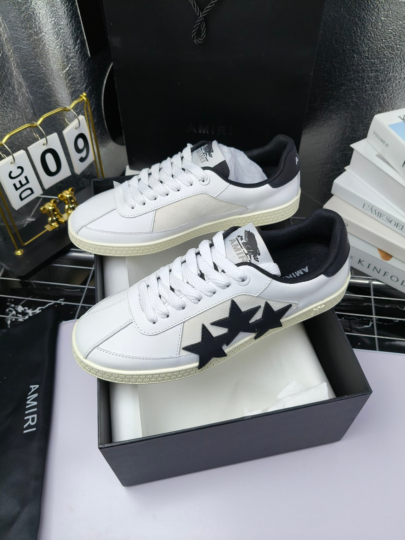 amiri
 2025春夏sunset skate情侣款星星鞋骨头德训鞋微面包形体，多层真皮制作的骨头编织图案立体感更强微厚鞋底，反绒皮质拼接，细节丰富，一切元素都拿捏得刚刚好！
搭配指数高，舒适度和时髦度双双在线！
面料：认准原版头层牛皮(非市场修面牛皮)
内里：原版内里
鞋底：原版开模鞋底
尺码：35-46
p260