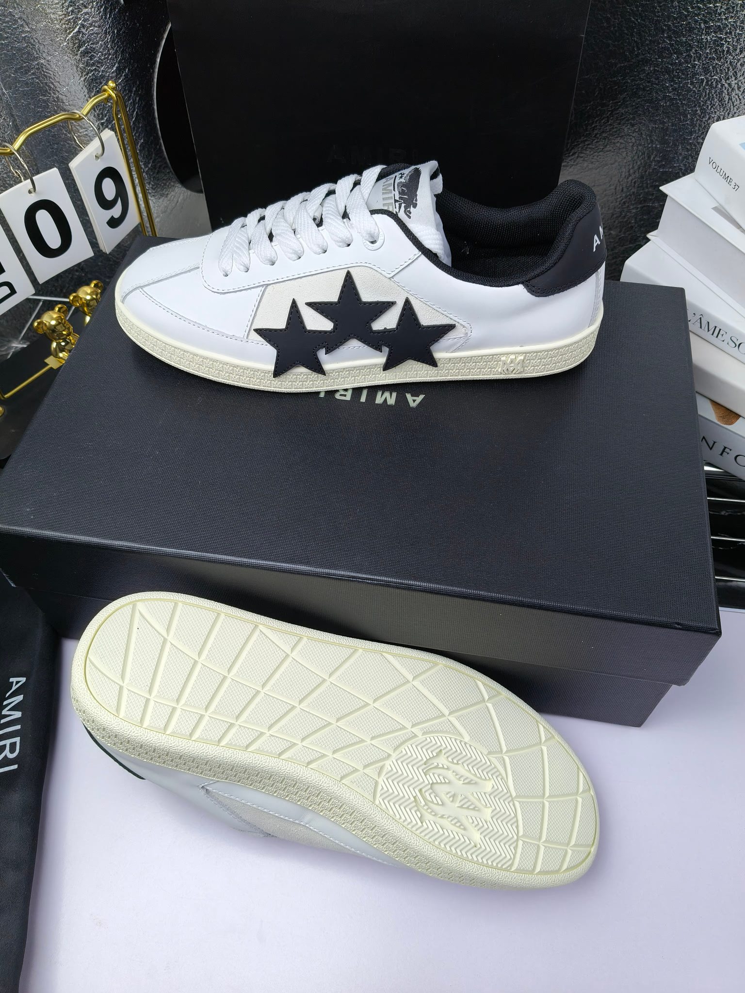 amiri
 2025春夏sunset skate情侣款星星鞋骨头德训鞋微面包形体，多层真皮制作的骨头编织图案立体感更强微厚鞋底，反绒皮质拼接，细节丰富，一切元素都拿捏得刚刚好！
搭配指数高，舒适度和时髦度双双在线！
面料：认准原版头层牛皮(非市场修面牛皮)
内里：原版内里
鞋底：原版开模鞋底
尺码：35-46
p260