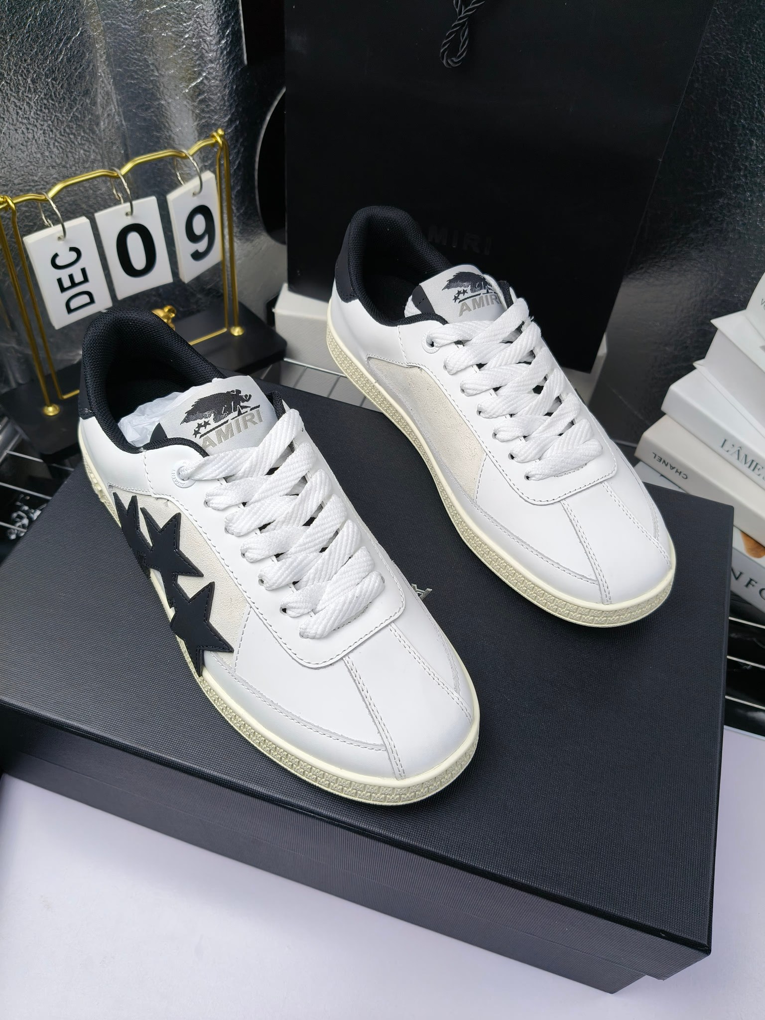 amiri
 2025春夏sunset skate情侣款星星鞋骨头德训鞋微面包形体，多层真皮制作的骨头编织图案立体感更强微厚鞋底，反绒皮质拼接，细节丰富，一切元素都拿捏得刚刚好！
搭配指数高，舒适度和时髦度双双在线！
面料：认准原版头层牛皮(非市场修面牛皮)
内里：原版内里
鞋底：原版开模鞋底
尺码：35-46
p260