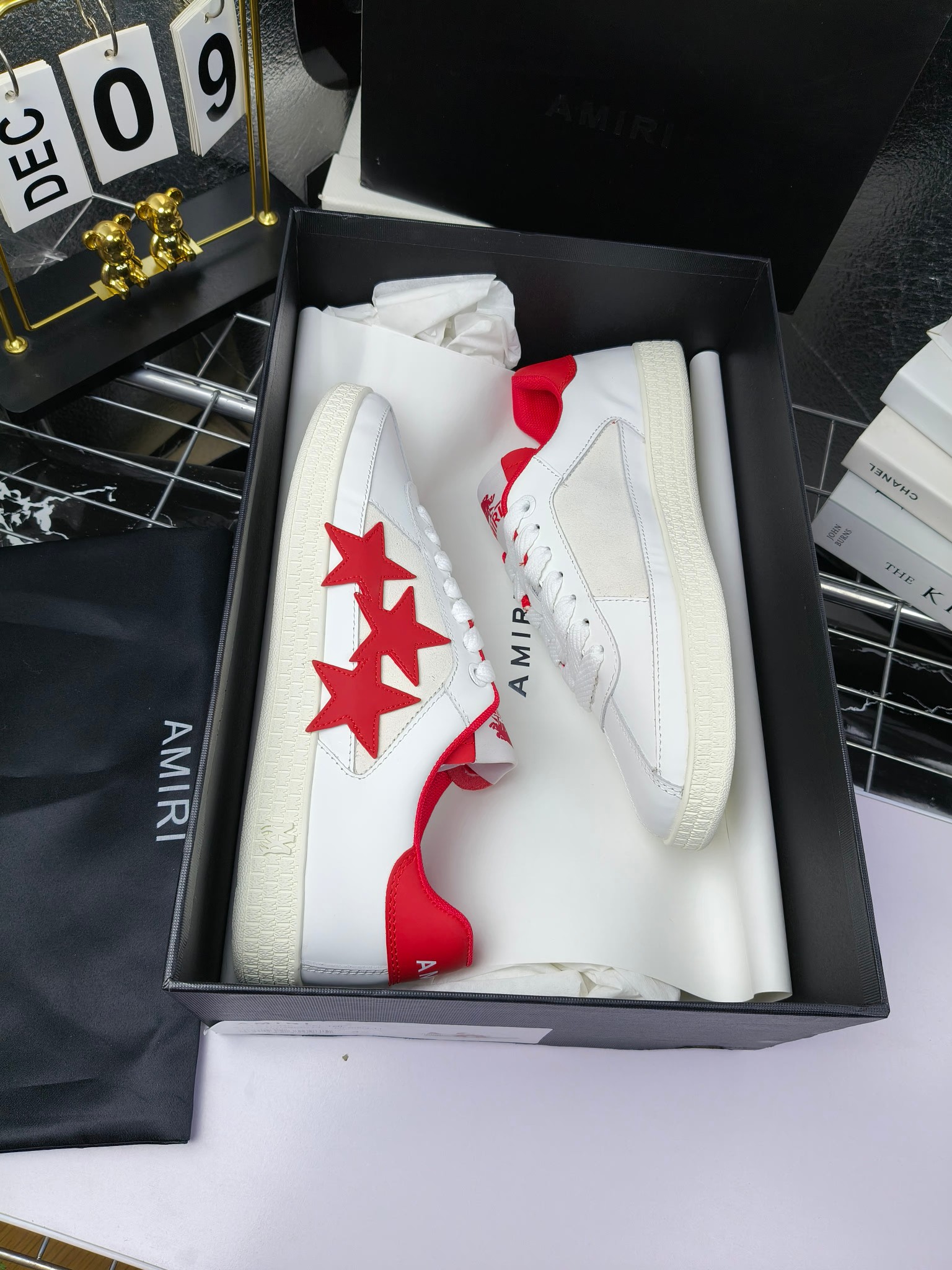 amiri
2025春夏sunset skate情侣款星星鞋骨头德训鞋微面包形体,多层真皮制作的骨头编织图案立体感更强微厚鞋底,反绒皮质拼接,细节丰富,一切元素都拿捏得刚刚好!
搭配指数高,舒适度和时髦度双双在线!
面料:认准原版头层牛皮(非市场修面牛皮)
内里:原版内里
鞋底:原版开模鞋底
尺码:35-46
p260