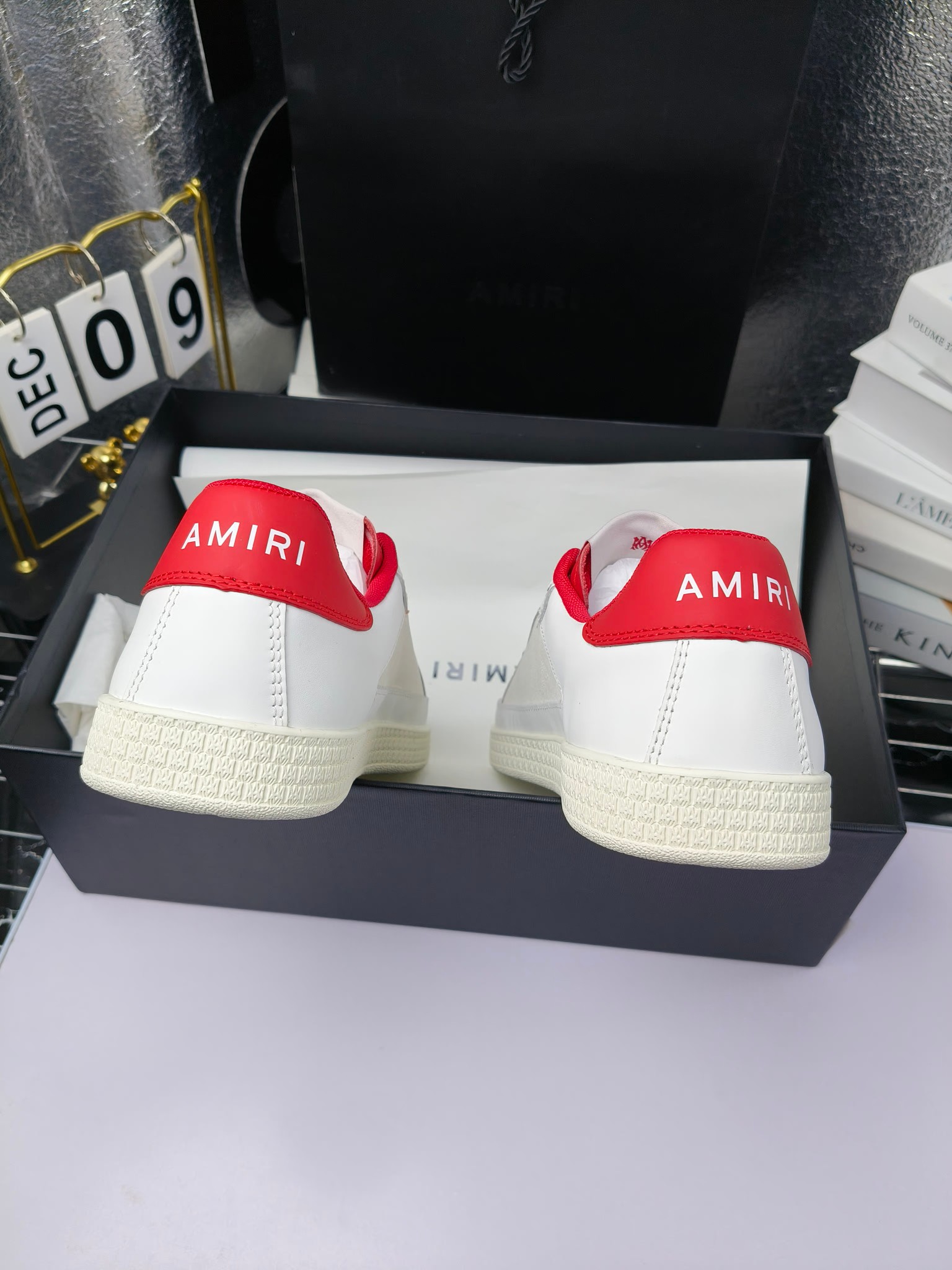 amiri
2025春夏sunset skate情侣款星星鞋骨头德训鞋微面包形体,多层真皮制作的骨头编织图案立体感更强微厚鞋底,反绒皮质拼接,细节丰富,一切元素都拿捏得刚刚好!
搭配指数高,舒适度和时髦度双双在线!
面料:认准原版头层牛皮(非市场修面牛皮)
内里:原版内里
鞋底:原版开模鞋底
尺码:35-46
p260