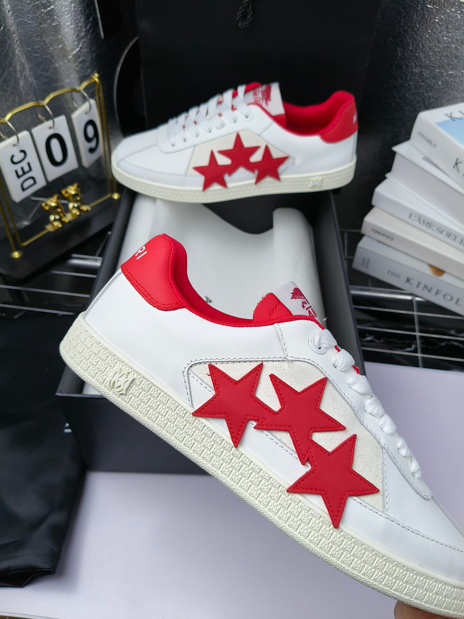 amiri
2025春夏sunset skate情侣款星星鞋骨头德训鞋微面包形体,多层真皮制作的骨头编织图案立体感更强微厚鞋底,反绒皮质拼接,细节丰富,一切元素都拿捏得刚刚好!
搭配指数高,舒适度和时髦度双双在线!
面料:认准原版头层牛皮(非市场修面牛皮)
内里:原版内里
鞋底:原版开模鞋底
尺码:35-46
p260