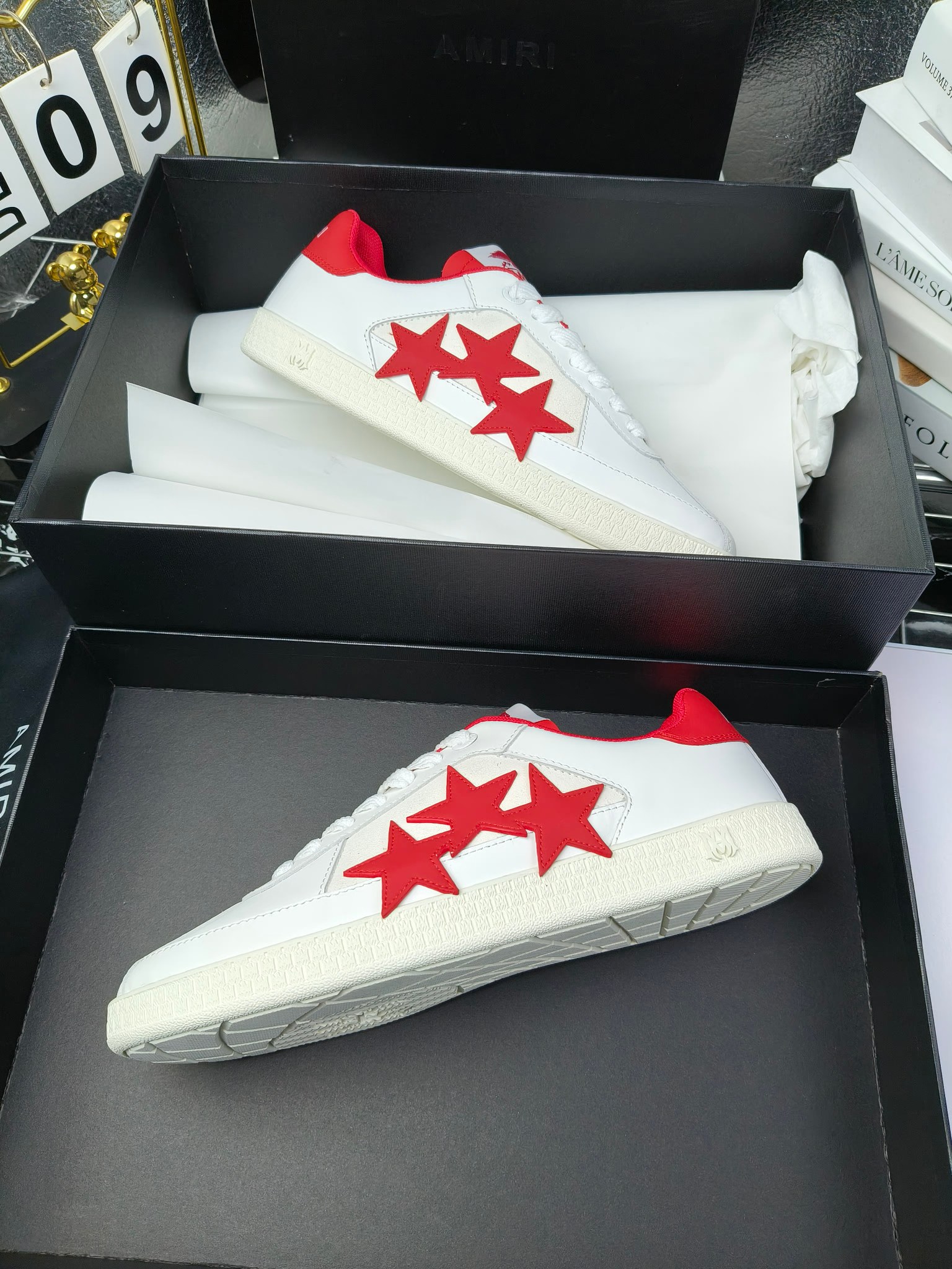 amiri
2025春夏sunset skate情侣款星星鞋骨头德训鞋微面包形体,多层真皮制作的骨头编织图案立体感更强微厚鞋底,反绒皮质拼接,细节丰富,一切元素都拿捏得刚刚好!
搭配指数高,舒适度和时髦度双双在线!
面料:认准原版头层牛皮(非市场修面牛皮)
内里:原版内里
鞋底:原版开模鞋底
尺码:35-46
p260