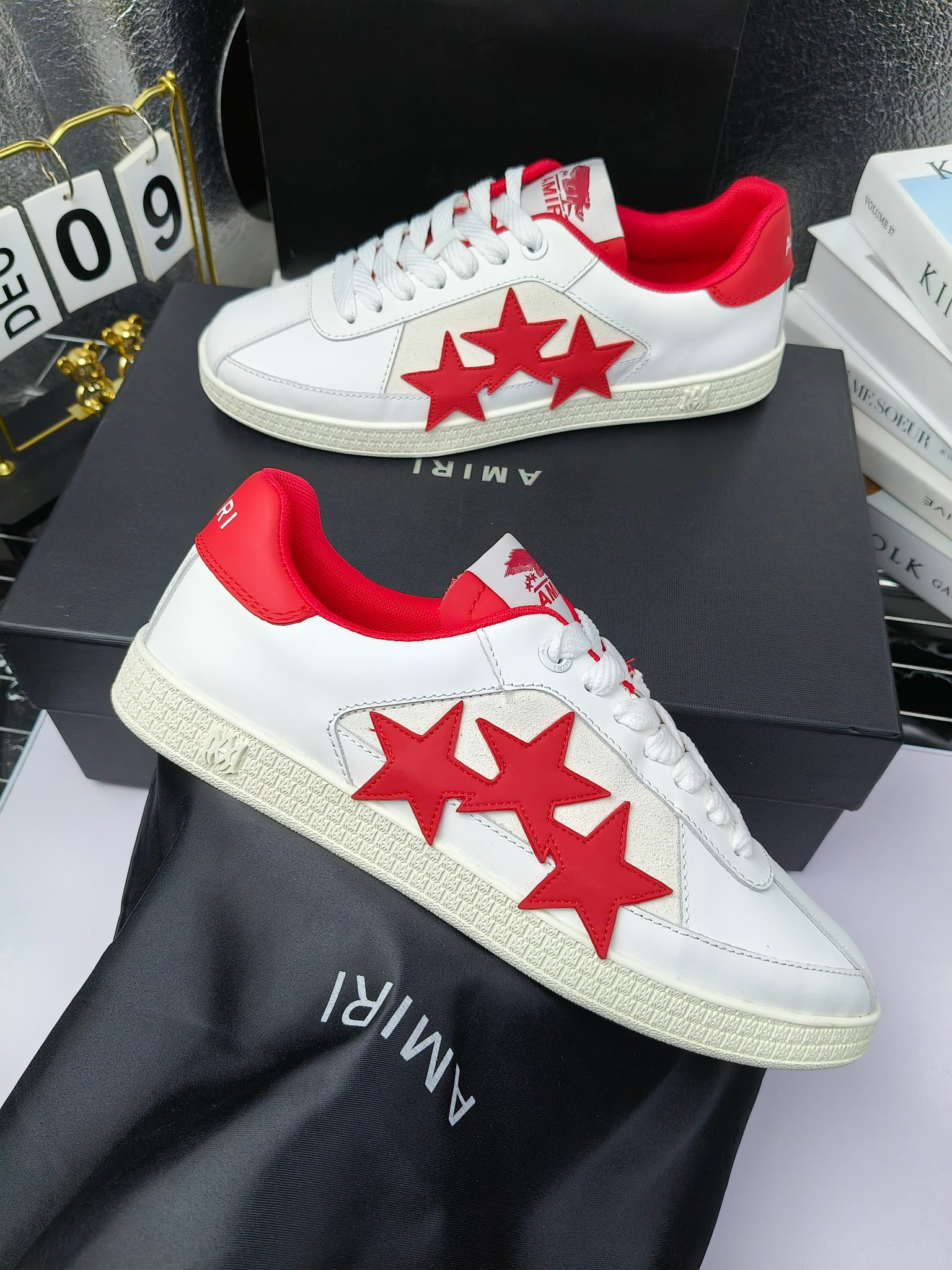 amiri
2025春夏sunset skate情侣款星星鞋骨头德训鞋微面包形体,多层真皮制作的骨头编织图案立体感更强微厚鞋底,反绒皮质拼接,细节丰富,一切元素都拿捏得刚刚好!
搭配指数高,舒适度和时髦度双双在线!
面料:认准原版头层牛皮(非市场修面牛皮)
内里:原版内里
鞋底:原版开模鞋底
尺码:35-46
p260