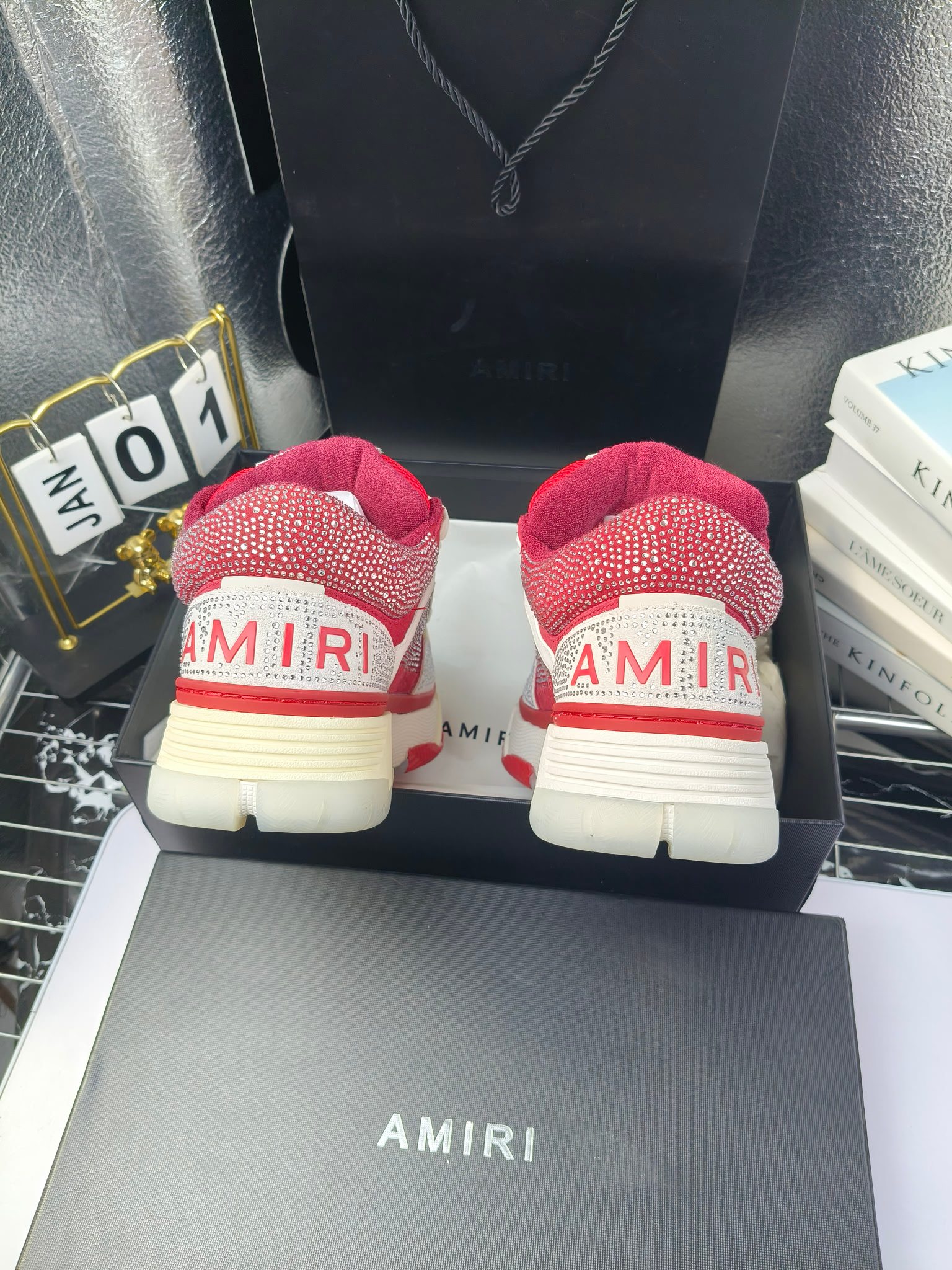 AMIRI
埃米尔
施华满钻面包鞋镶钻款
情侣款 2024春夏系列新款球鞋,
情侣款🆕面包鞋,
面包鞋的大舌头设计非常特别,加厚大底,圆润的鞋头,
超大的橡胶鞋底和穿孔的星星细节,谁穿谁好看!颜值担当,上脚复古又帅气!
Size:35-44(45、46定做)
p350