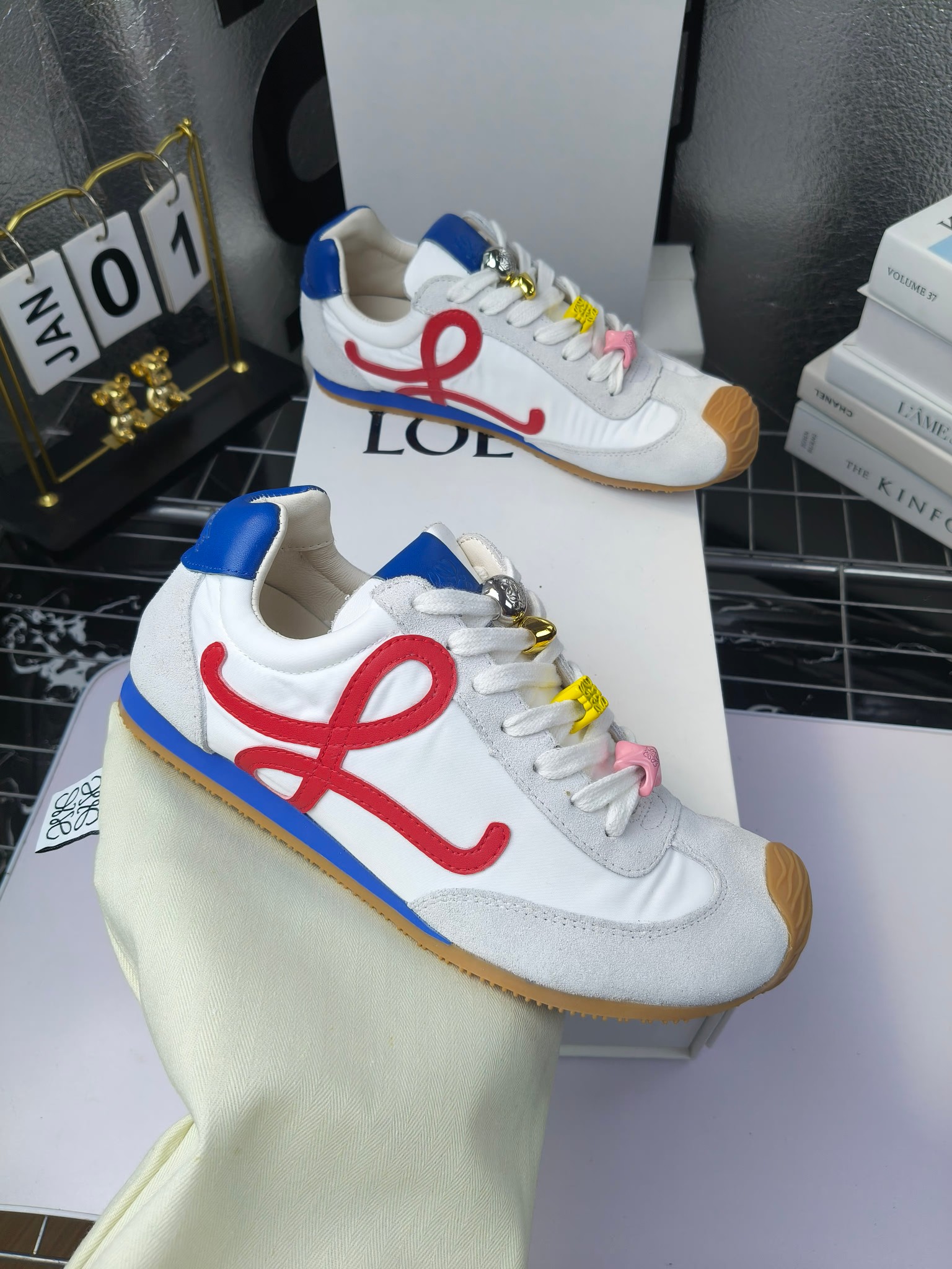 Loewe
(扣子230不带扣子220)
罗意威 25ss新款巴黎时装 balletrunner 情侣款👫芭蕾运动鞋 阿甘鞋
经典一眼就爱上的!拼接的极简风格真的做到极致!实在太百搭,随便穿搭就可以很高级,很轻便,逛街暴走无压力!
上脚无敌舒适,轻盈无负重感,出街真的爱了!不打脚还有点小增高
鞋面材质:牛皮拼接原版布料 鞋里材质:羊皮 鞋底材质:大底材质:tpu组合底,
后跟logo注塑工艺不易脱落
码数:35-45(女40 .41男38.45.46定做)