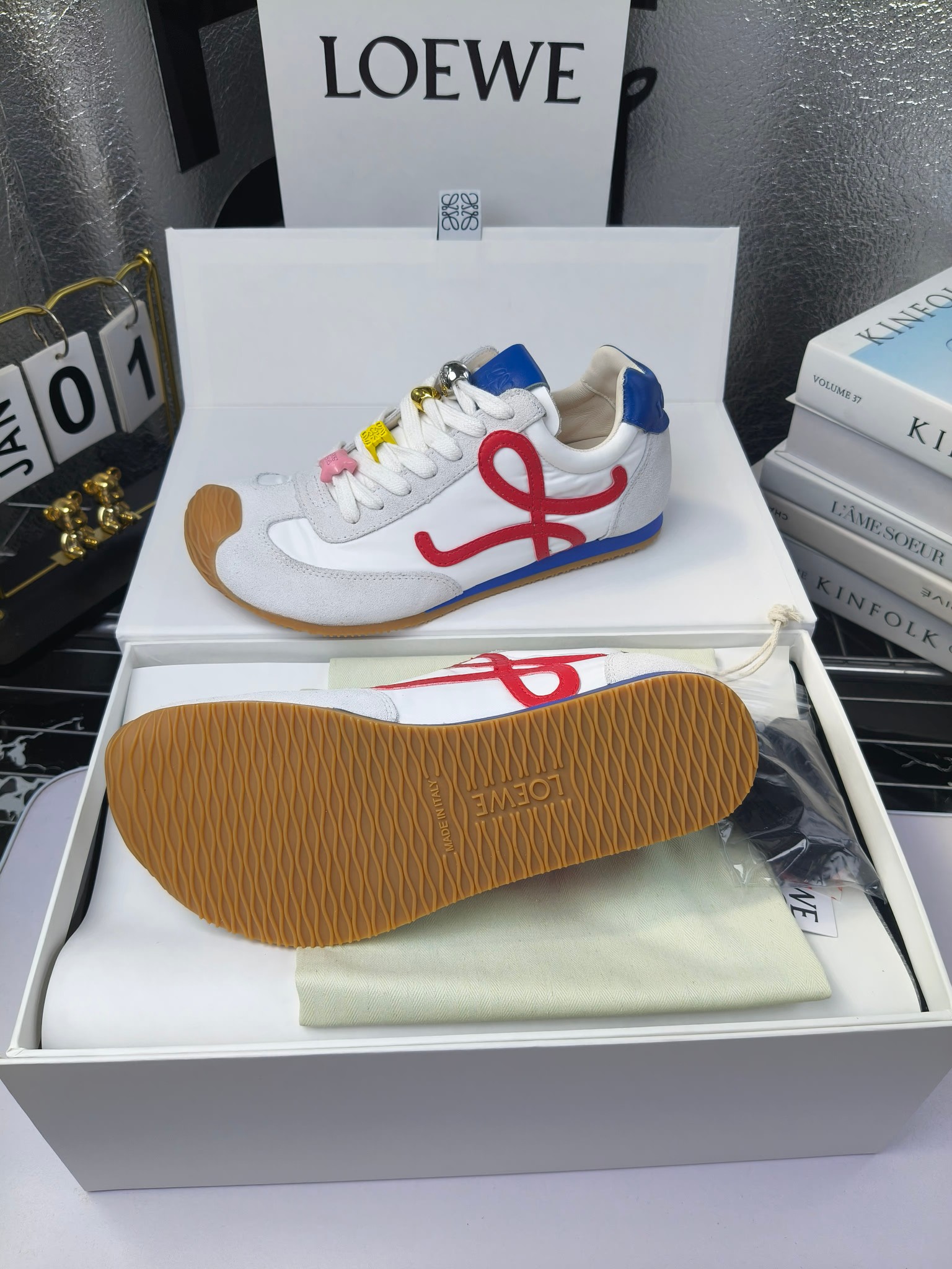 Loewe
(扣子230不带扣子220)
罗意威 25ss新款巴黎时装 balletrunner 情侣款👫芭蕾运动鞋 阿甘鞋
经典一眼就爱上的!拼接的极简风格真的做到极致!实在太百搭,随便穿搭就可以很高级,很轻便,逛街暴走无压力!
上脚无敌舒适,轻盈无负重感,出街真的爱了!不打脚还有点小增高
鞋面材质:牛皮拼接原版布料 鞋里材质:羊皮 鞋底材质:大底材质:tpu组合底,
后跟logo注塑工艺不易脱落
码数:35-45(女40 .41男38.45.46定做)