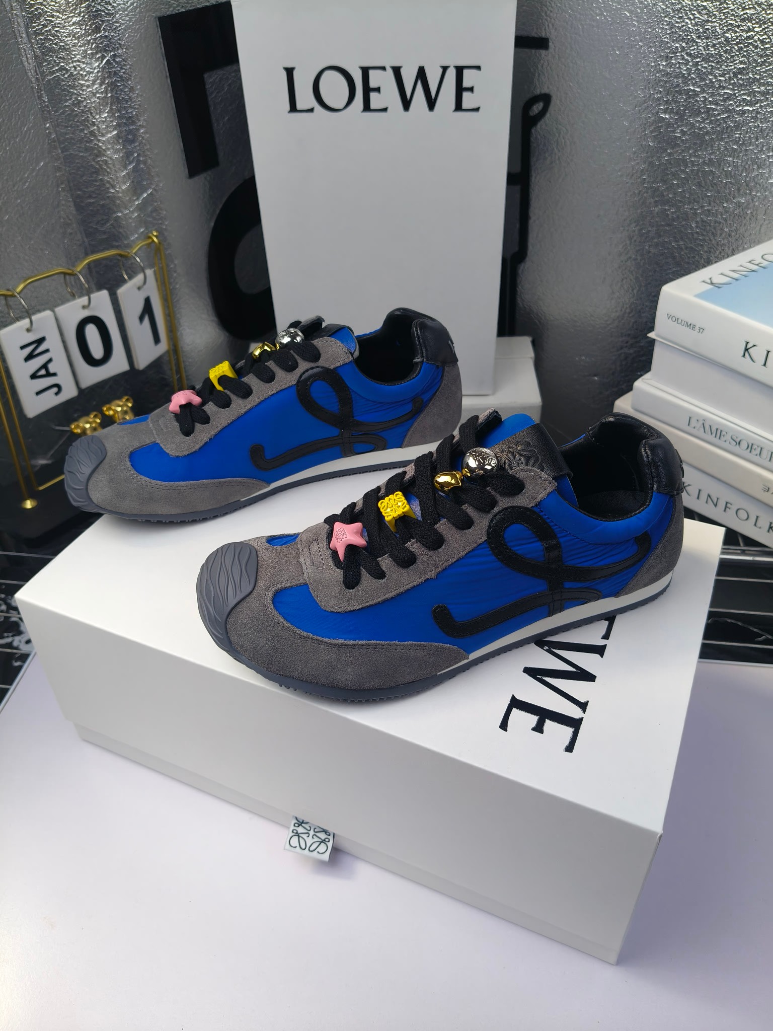 Loewe
（扣子230不带扣子220）
 罗意威 25ss新款巴黎时装 balletrunner 情侣款👫芭蕾运动鞋 阿甘鞋
经典一眼就爱上的！拼接的极简风格真的做到极致！实在太百搭，随便穿搭就可以很高级，很轻便，逛街暴走无压力！
上脚无敌舒适，轻盈无负重感，出街真的爱了！不打脚还有点小增高
鞋面材质：牛皮拼接原版布料 鞋里材质：羊皮 鞋底材质：大底材质：tpu组合底，
后跟logo注塑工艺不易脱落
码数：35-45（女40 .41男38.45.46定做）