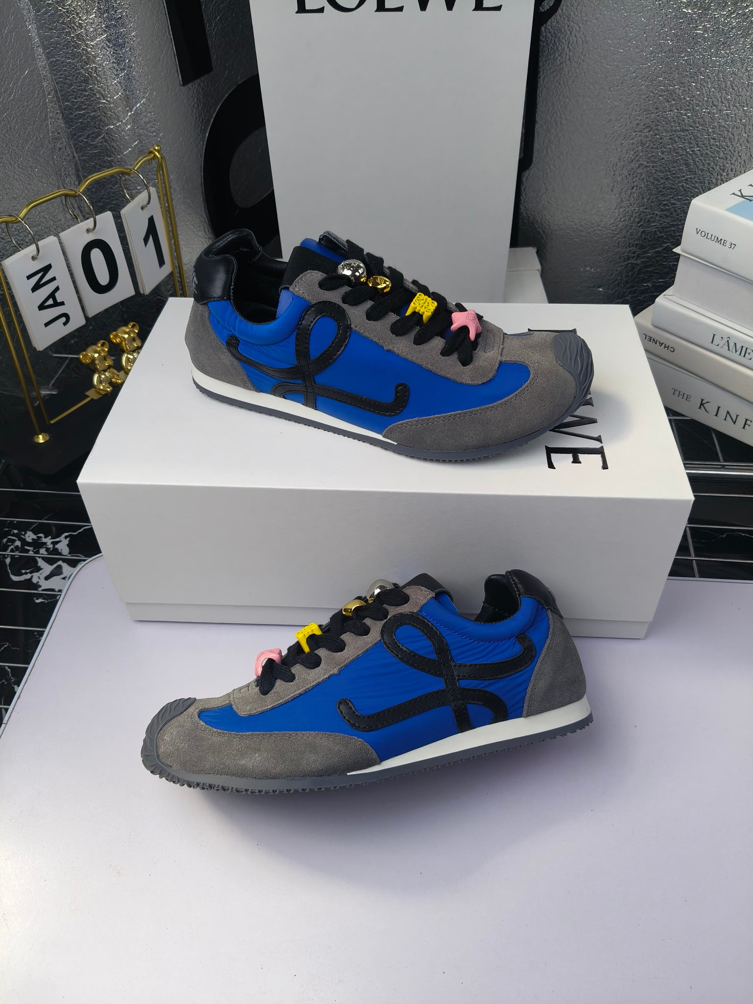 Loewe
（扣子230不带扣子220）
 罗意威 25ss新款巴黎时装 balletrunner 情侣款👫芭蕾运动鞋 阿甘鞋
经典一眼就爱上的！拼接的极简风格真的做到极致！实在太百搭，随便穿搭就可以很高级，很轻便，逛街暴走无压力！
上脚无敌舒适，轻盈无负重感，出街真的爱了！不打脚还有点小增高
鞋面材质：牛皮拼接原版布料 鞋里材质：羊皮 鞋底材质：大底材质：tpu组合底，
后跟logo注塑工艺不易脱落
码数：35-45（女40 .41男38.45.46定做）