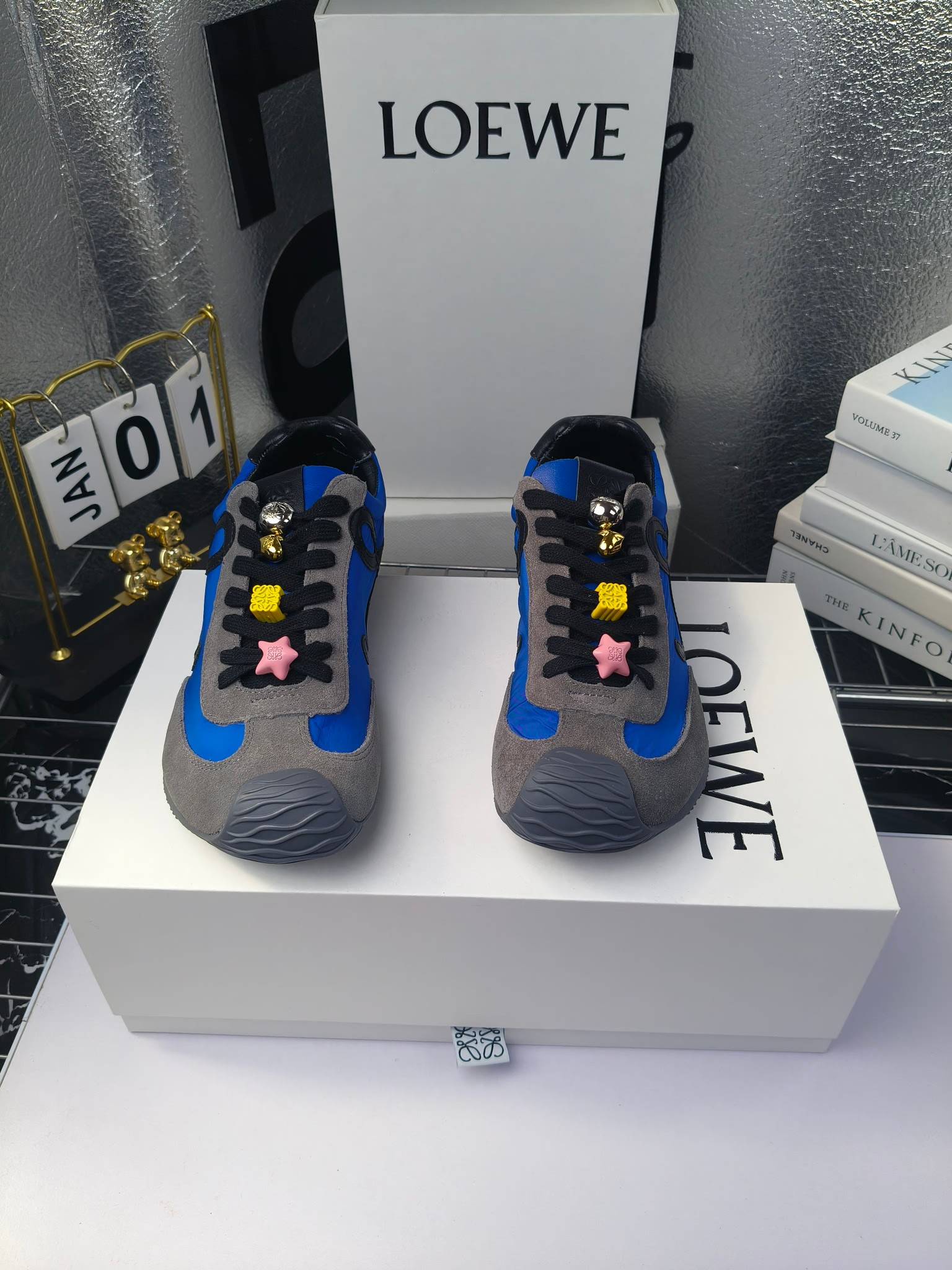 Loewe
（扣子230不带扣子220）
 罗意威 25ss新款巴黎时装 balletrunner 情侣款👫芭蕾运动鞋 阿甘鞋
经典一眼就爱上的！拼接的极简风格真的做到极致！实在太百搭，随便穿搭就可以很高级，很轻便，逛街暴走无压力！
上脚无敌舒适，轻盈无负重感，出街真的爱了！不打脚还有点小增高
鞋面材质：牛皮拼接原版布料 鞋里材质：羊皮 鞋底材质：大底材质：tpu组合底，
后跟logo注塑工艺不易脱落
码数：35-45（女40 .41男38.45.46定做）