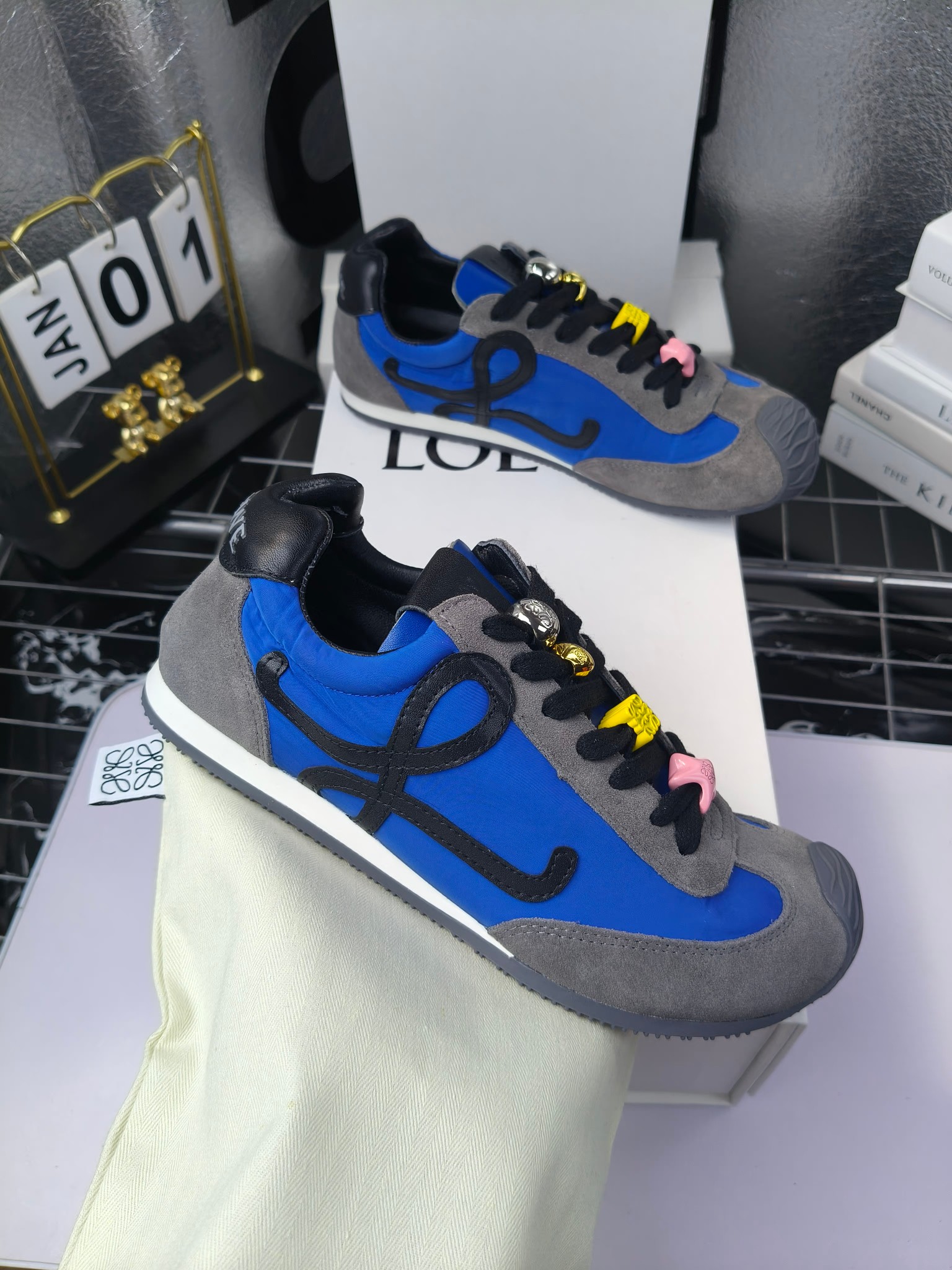 Loewe
（扣子230不带扣子220）
 罗意威 25ss新款巴黎时装 balletrunner 情侣款👫芭蕾运动鞋 阿甘鞋
经典一眼就爱上的！拼接的极简风格真的做到极致！实在太百搭，随便穿搭就可以很高级，很轻便，逛街暴走无压力！
上脚无敌舒适，轻盈无负重感，出街真的爱了！不打脚还有点小增高
鞋面材质：牛皮拼接原版布料 鞋里材质：羊皮 鞋底材质：大底材质：tpu组合底，
后跟logo注塑工艺不易脱落
码数：35-45（女40 .41男38.45.46定做）
