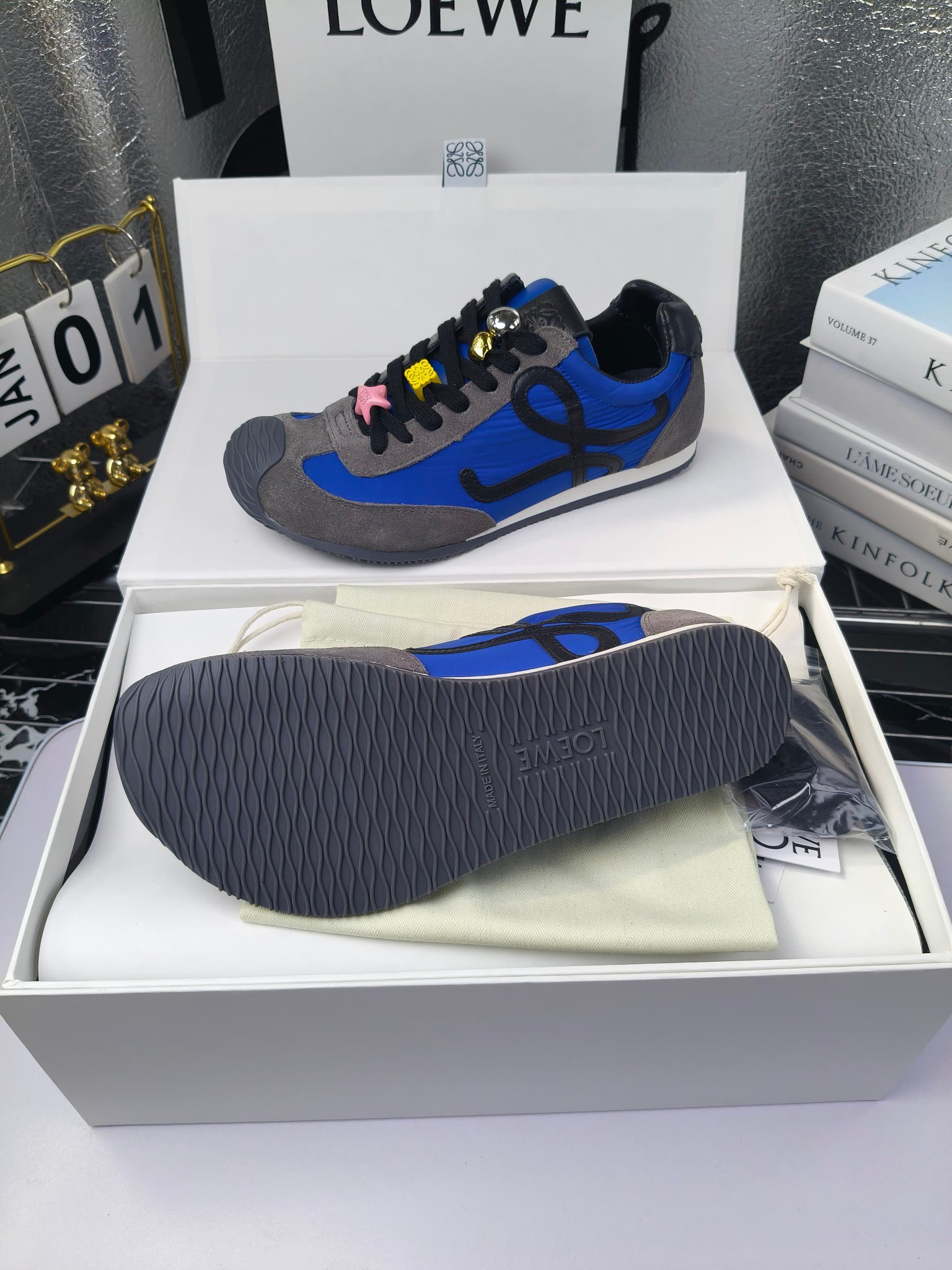 Loewe
（扣子230不带扣子220）
 罗意威 25ss新款巴黎时装 balletrunner 情侣款👫芭蕾运动鞋 阿甘鞋
经典一眼就爱上的！拼接的极简风格真的做到极致！实在太百搭，随便穿搭就可以很高级，很轻便，逛街暴走无压力！
上脚无敌舒适，轻盈无负重感，出街真的爱了！不打脚还有点小增高
鞋面材质：牛皮拼接原版布料 鞋里材质：羊皮 鞋底材质：大底材质：tpu组合底，
后跟logo注塑工艺不易脱落
码数：35-45（女40 .41男38.45.46定做）
