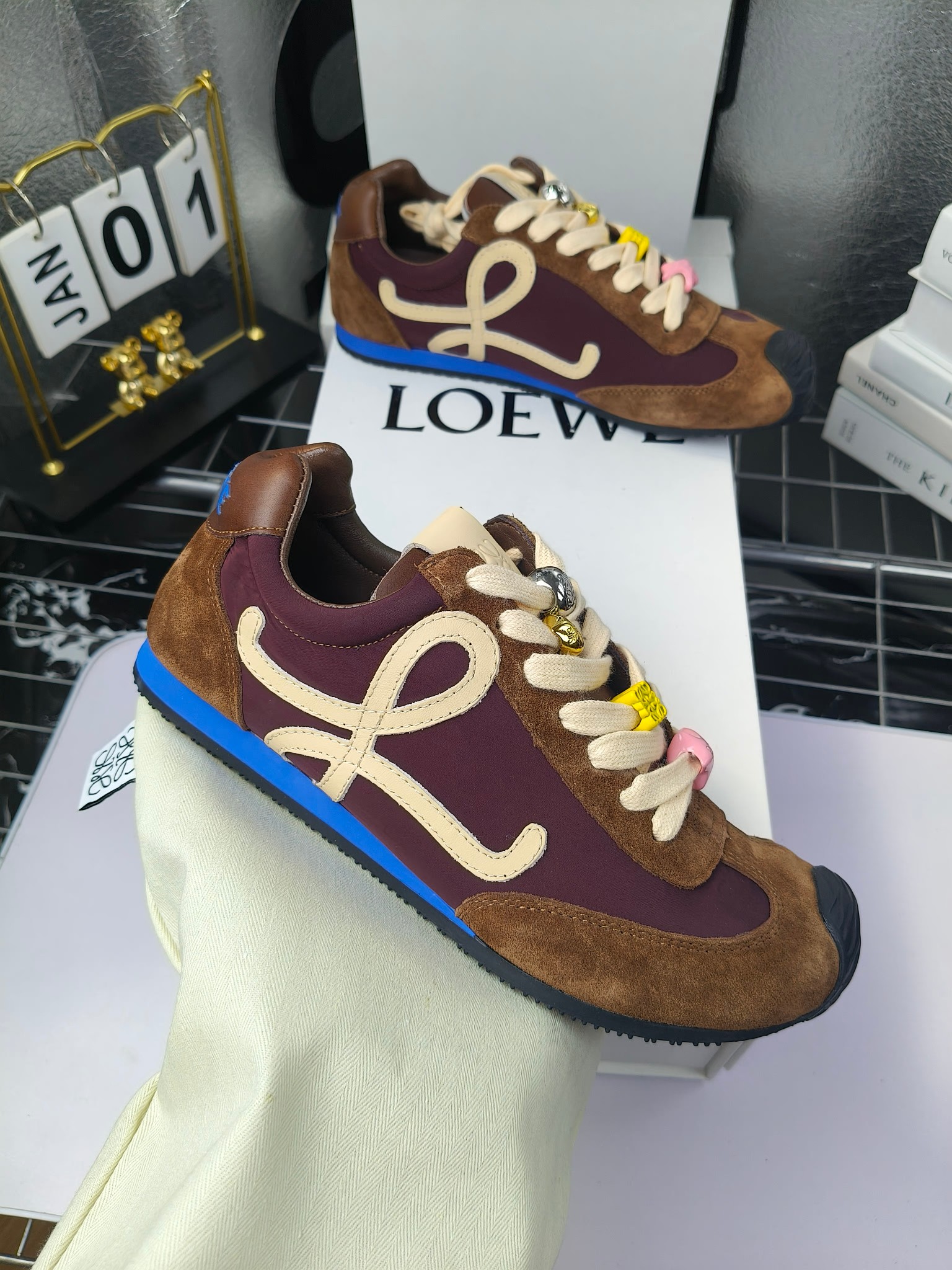 Loewe
(扣子230不带扣子220)
罗意威 25ss新款巴黎时装 balletrunner 情侣款👫芭蕾运动鞋 阿甘鞋
经典一眼就爱上的!拼接的极简风格真的做到极致!实在太百搭,随便穿搭就可以很高级,很轻便,逛街暴走无压力!
上脚无敌舒适,轻盈无负重感,出街真的爱了!不打脚还有点小增高
鞋面材质:牛皮拼接原版布料 鞋里材质:羊皮 鞋底材质:大底材质:tpu组合底,
后跟logo注塑工艺不易脱落
码数:35-45(女40 .41男38.45.46定做)