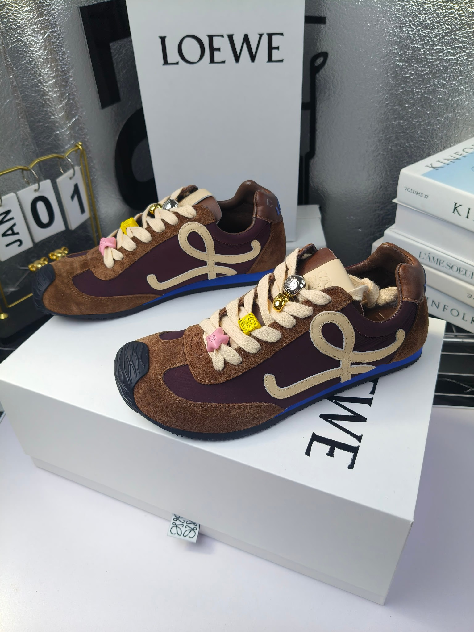Loewe
(扣子230不带扣子220)
罗意威 25ss新款巴黎时装 balletrunner 情侣款👫芭蕾运动鞋 阿甘鞋
经典一眼就爱上的!拼接的极简风格真的做到极致!实在太百搭,随便穿搭就可以很高级,很轻便,逛街暴走无压力!
上脚无敌舒适,轻盈无负重感,出街真的爱了!不打脚还有点小增高
鞋面材质:牛皮拼接原版布料 鞋里材质:羊皮 鞋底材质:大底材质:tpu组合底,
后跟logo注塑工艺不易脱落
码数:35-45(女40 .41男38.45.46定做)