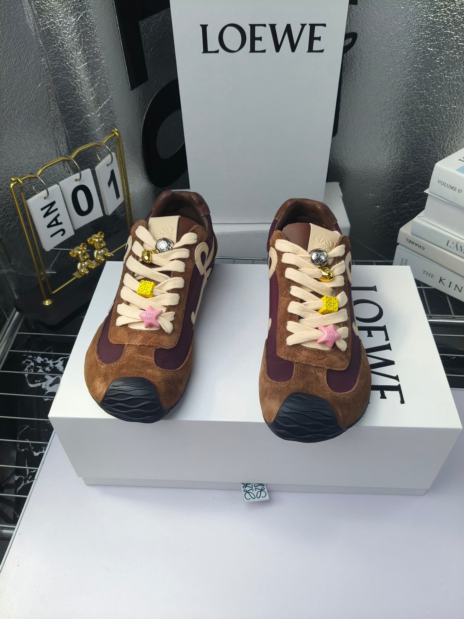Loewe
(扣子230不带扣子220)
罗意威 25ss新款巴黎时装 balletrunner 情侣款👫芭蕾运动鞋 阿甘鞋
经典一眼就爱上的!拼接的极简风格真的做到极致!实在太百搭,随便穿搭就可以很高级,很轻便,逛街暴走无压力!
上脚无敌舒适,轻盈无负重感,出街真的爱了!不打脚还有点小增高
鞋面材质:牛皮拼接原版布料 鞋里材质:羊皮 鞋底材质:大底材质:tpu组合底,
后跟logo注塑工艺不易脱落
码数:35-45(女40 .41男38.45.46定做)
