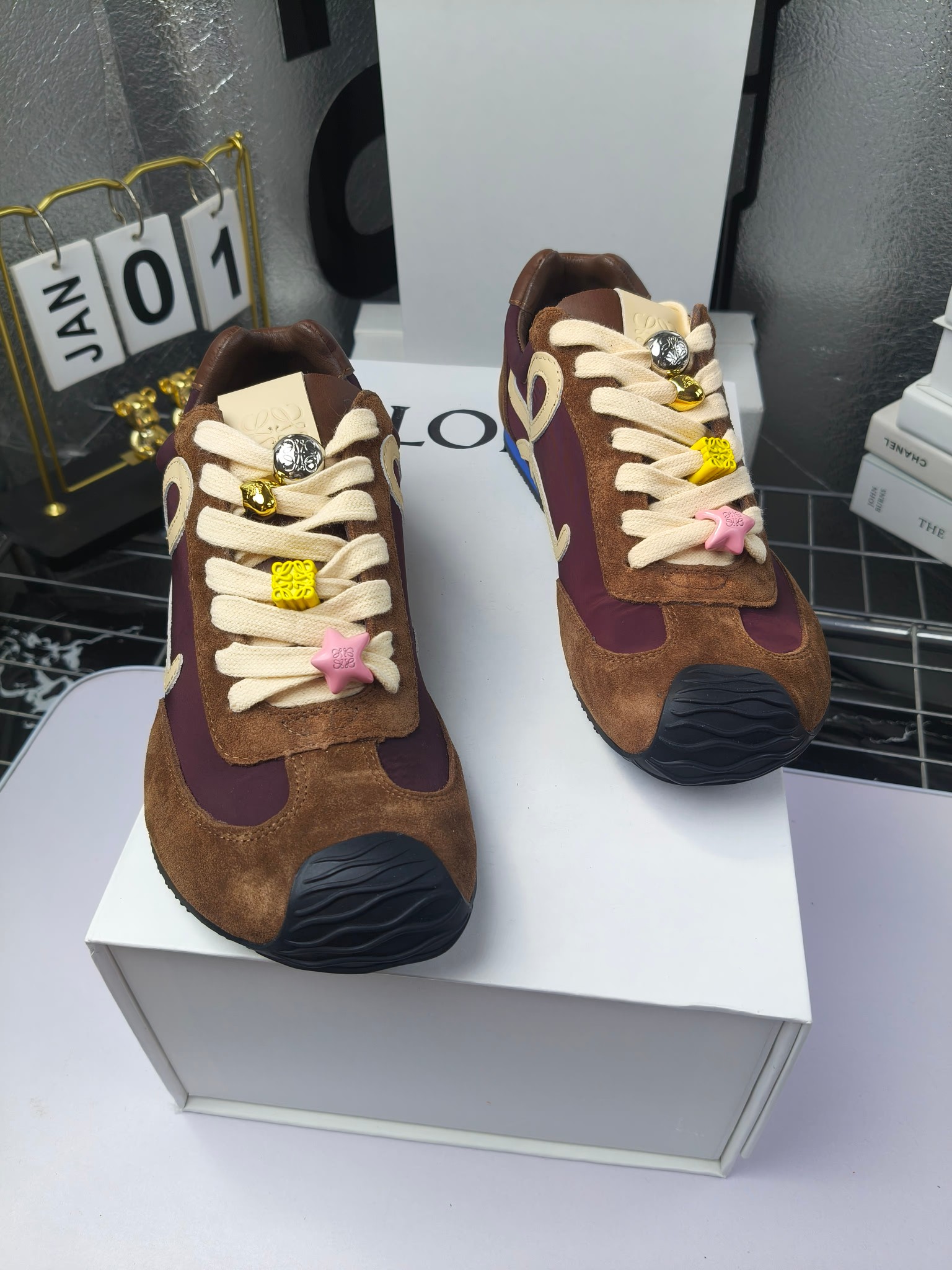 Loewe
(扣子230不带扣子220)
罗意威 25ss新款巴黎时装 balletrunner 情侣款👫芭蕾运动鞋 阿甘鞋
经典一眼就爱上的!拼接的极简风格真的做到极致!实在太百搭,随便穿搭就可以很高级,很轻便,逛街暴走无压力!
上脚无敌舒适,轻盈无负重感,出街真的爱了!不打脚还有点小增高
鞋面材质:牛皮拼接原版布料 鞋里材质:羊皮 鞋底材质:大底材质:tpu组合底,
后跟logo注塑工艺不易脱落
码数:35-45(女40 .41男38.45.46定做)
