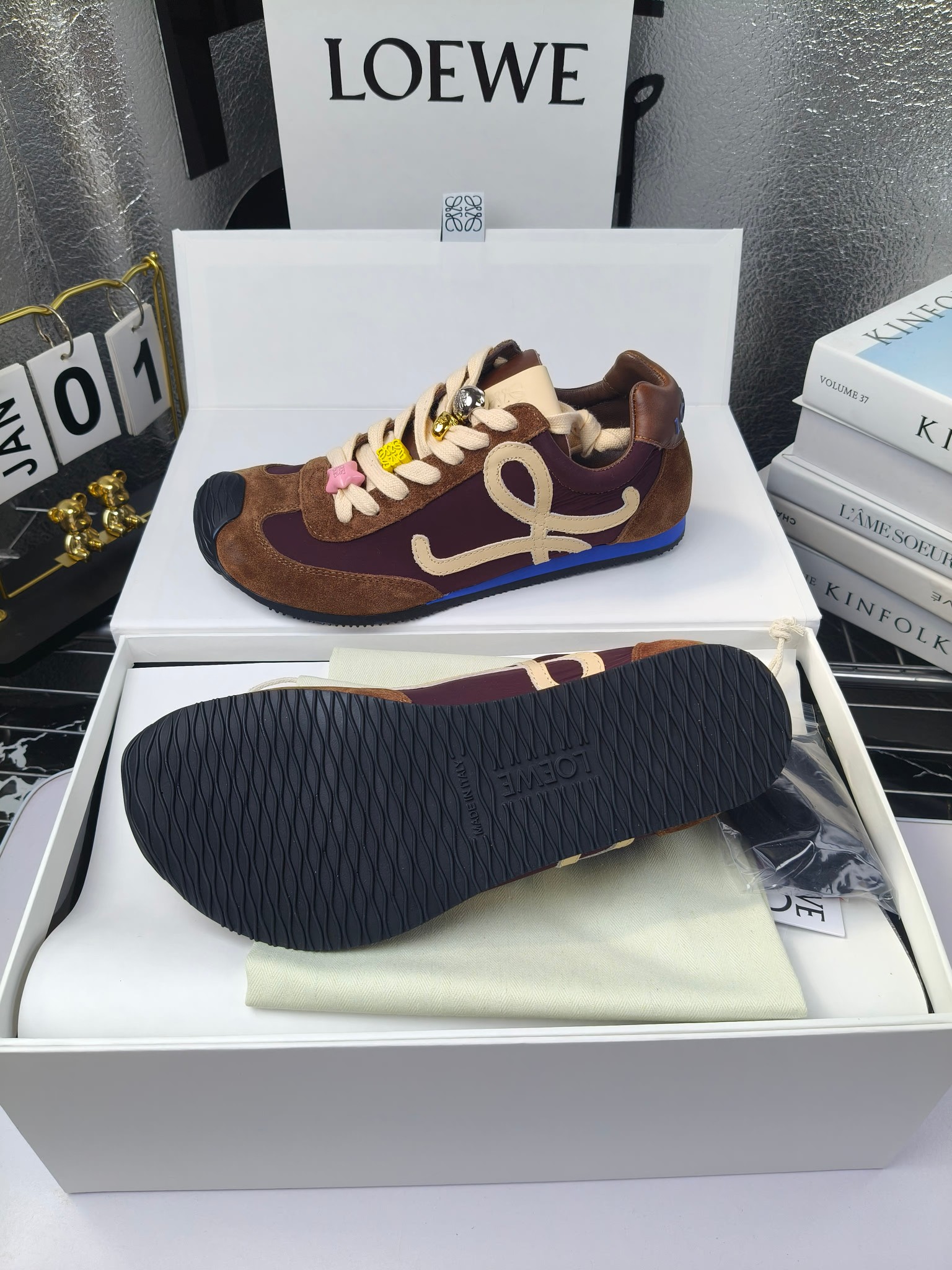 Loewe
(扣子230不带扣子220)
罗意威 25ss新款巴黎时装 balletrunner 情侣款👫芭蕾运动鞋 阿甘鞋
经典一眼就爱上的!拼接的极简风格真的做到极致!实在太百搭,随便穿搭就可以很高级,很轻便,逛街暴走无压力!
上脚无敌舒适,轻盈无负重感,出街真的爱了!不打脚还有点小增高
鞋面材质:牛皮拼接原版布料 鞋里材质:羊皮 鞋底材质:大底材质:tpu组合底,
后跟logo注塑工艺不易脱落
码数:35-45(女40 .41男38.45.46定做)